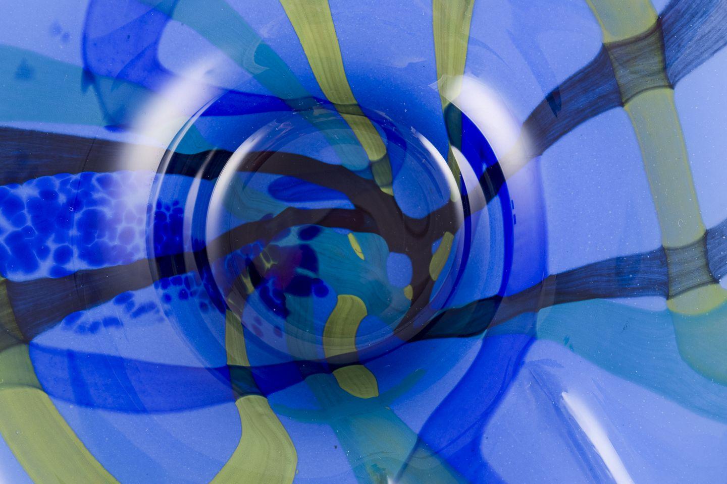 Tchèque Artiste verrier tchèque. Bol en verre d'art. Forme organique. Fin du 20e si�ècle. en vente