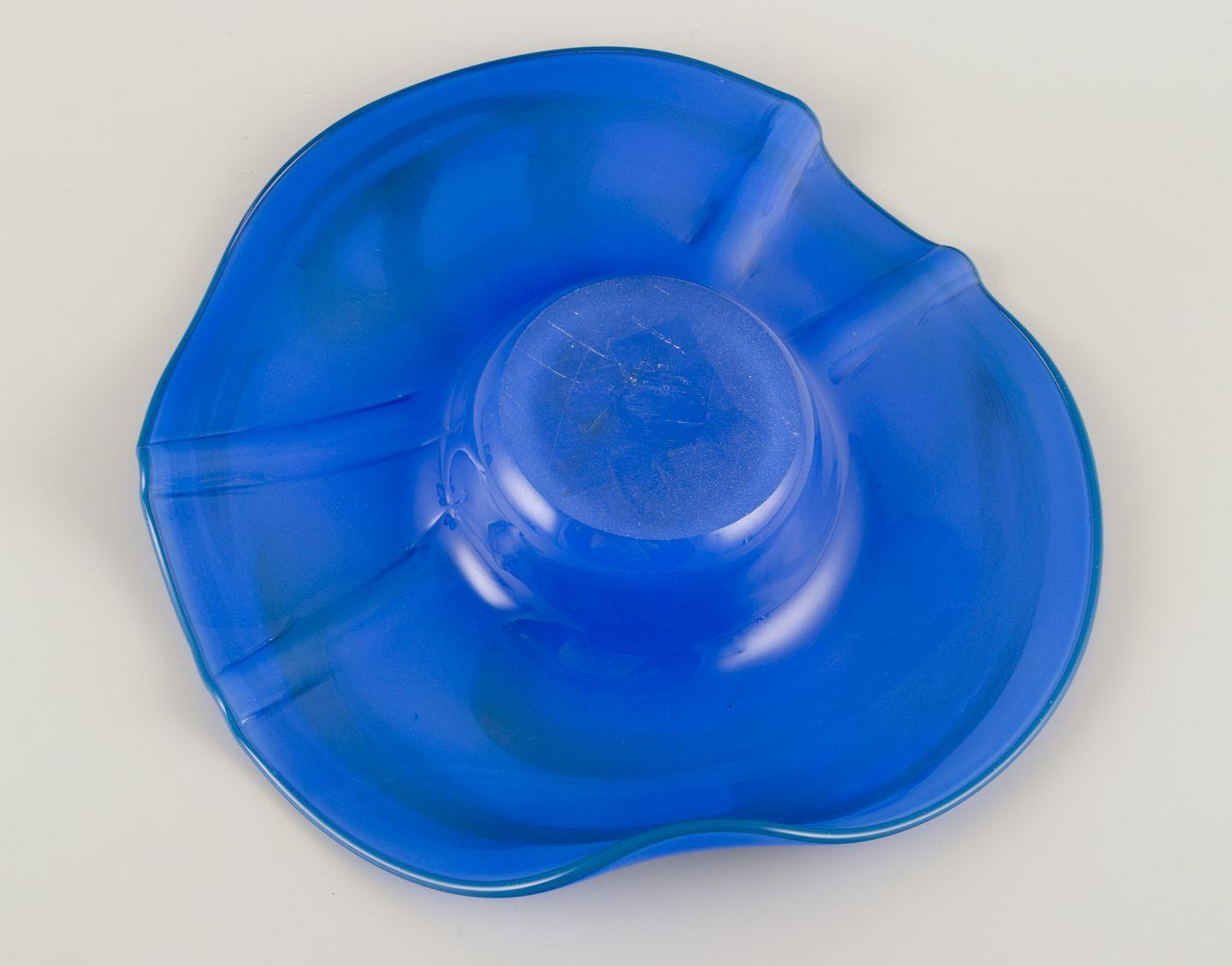 Verre d'art Artiste verrier tchèque. Bol en verre d'art. Forme organique. Fin du 20e siècle. en vente