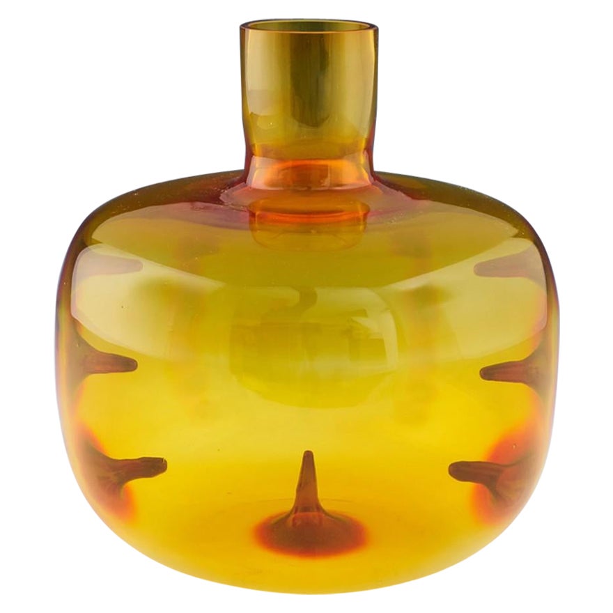 Vase sculptural en verre tchèque grenat conçu par Pavel Hlava, vers 1965