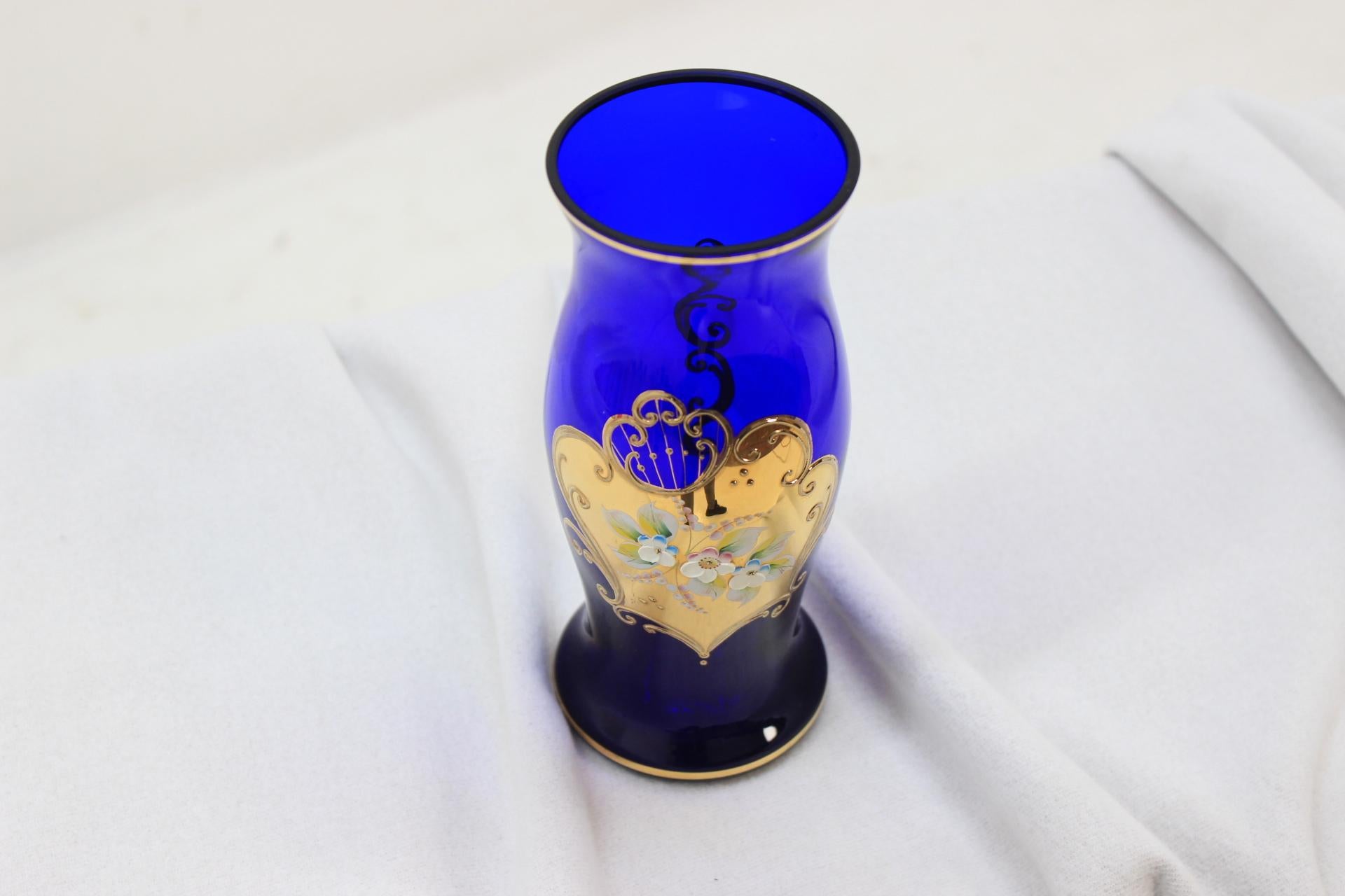 Der Artikel ist aus kobaltblauem, handbemaltem Glas gefertigt. Hergestellt in der Tschechoslowakei. Ursprünglicher Zustand.