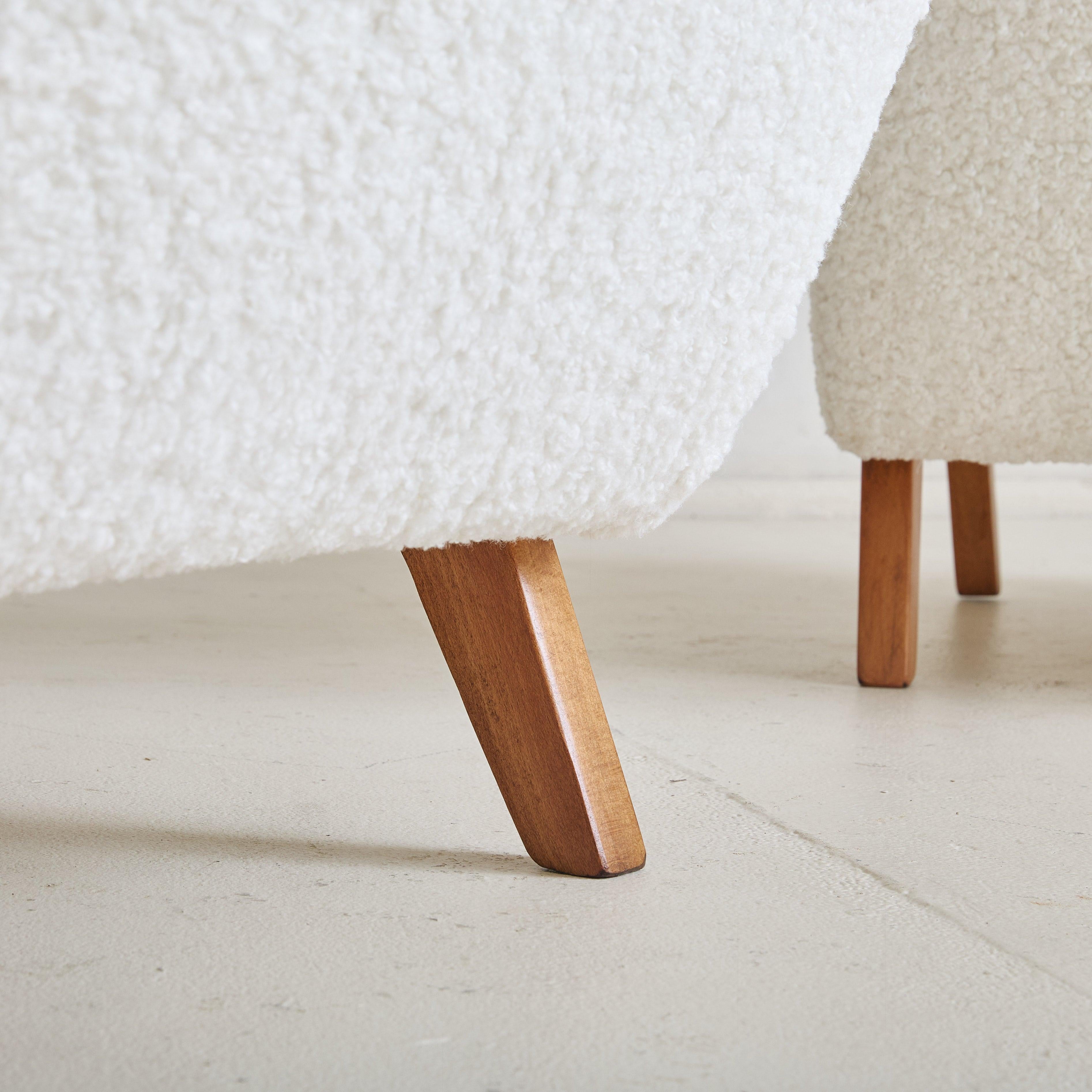 Czech ‘H-410’ Wood Armchair in Ivory Boucle by Jindřich Halabala, 1940s For Sale 4