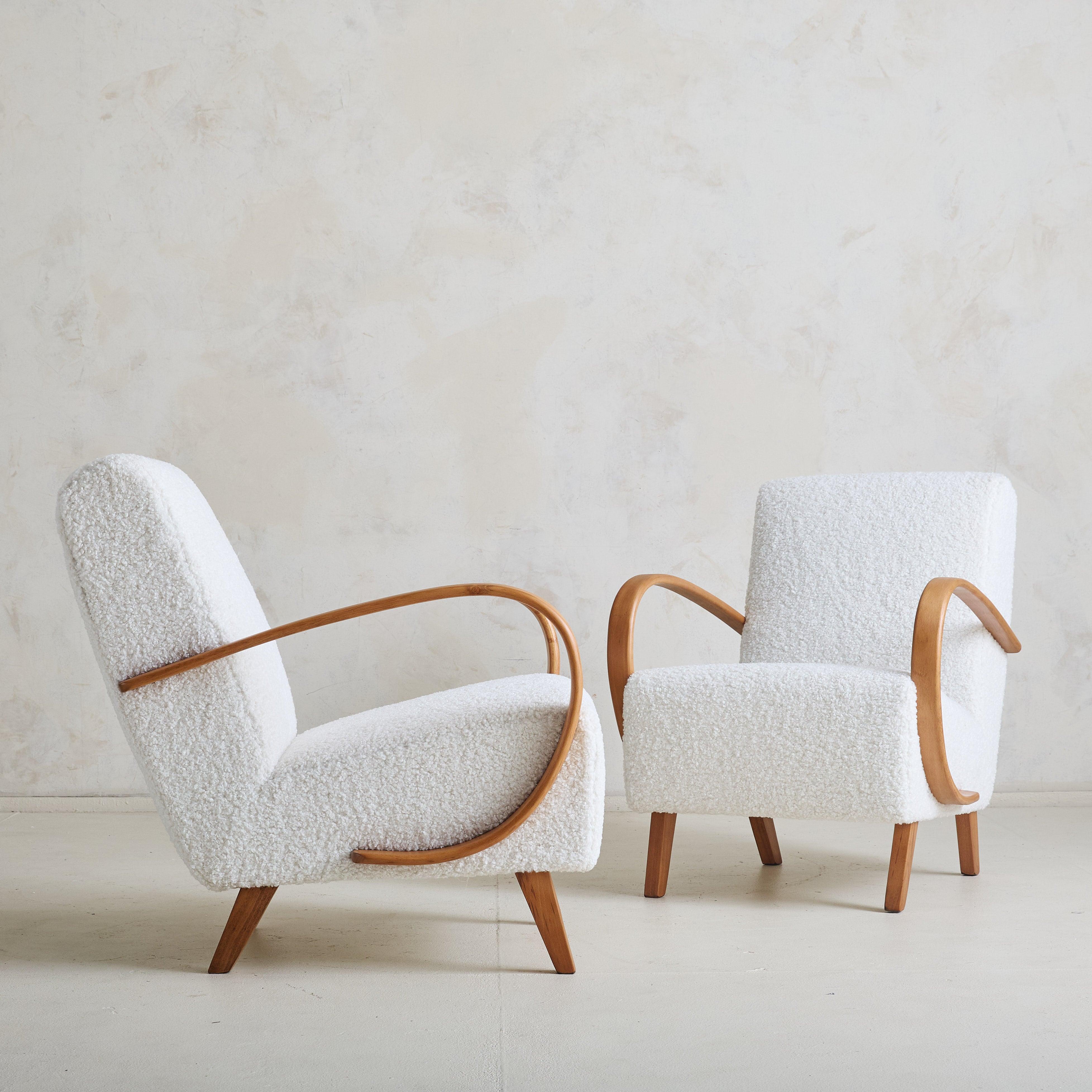 Art Deco Czech ‘H-410’ Wood Armchair in Ivory Boucle by Jindřich Halabala, 1940s For Sale