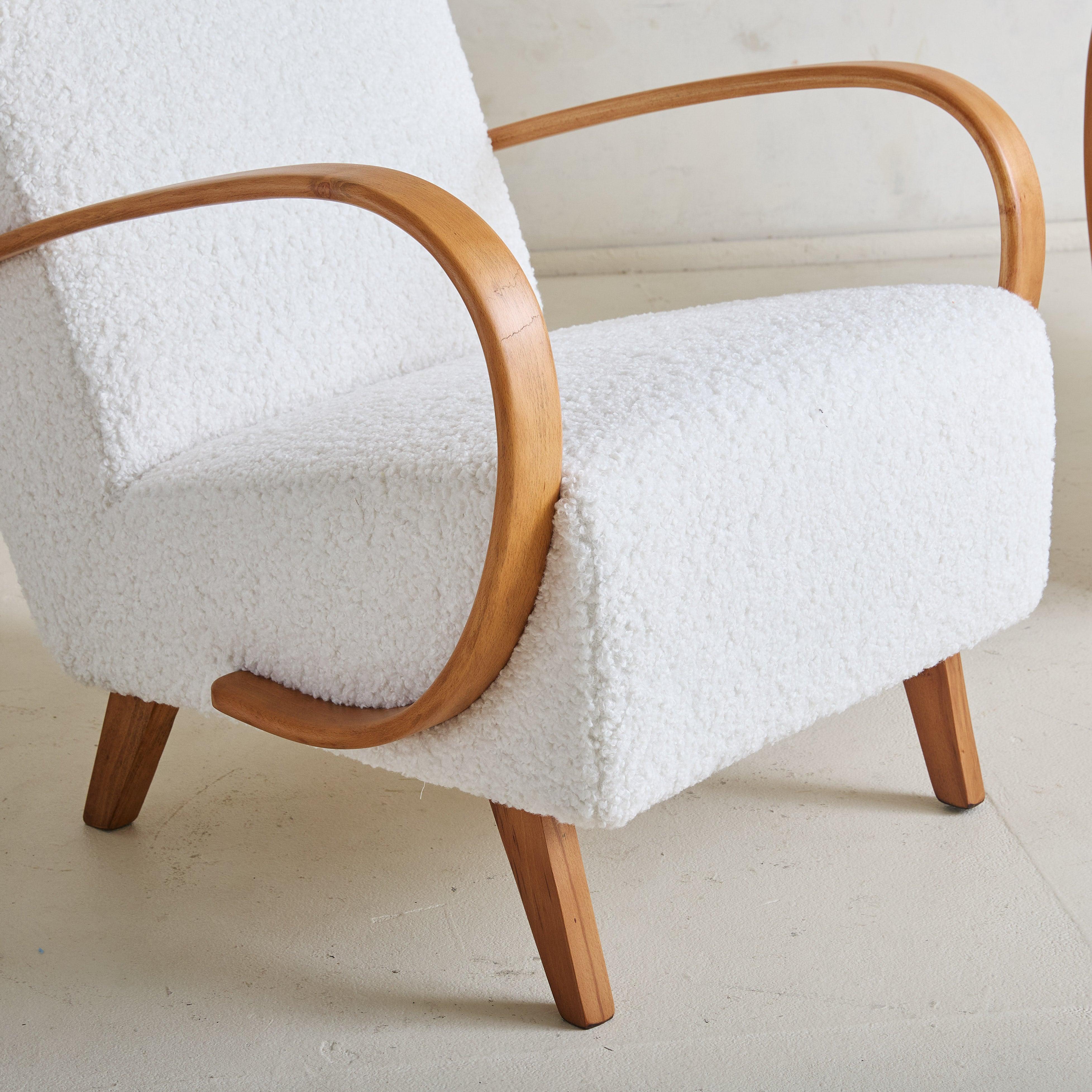 Czech ‘H-410’ Wood Armchair in Ivory Boucle by Jindřich Halabala, 1940s In Excellent Condition For Sale In Chicago, IL