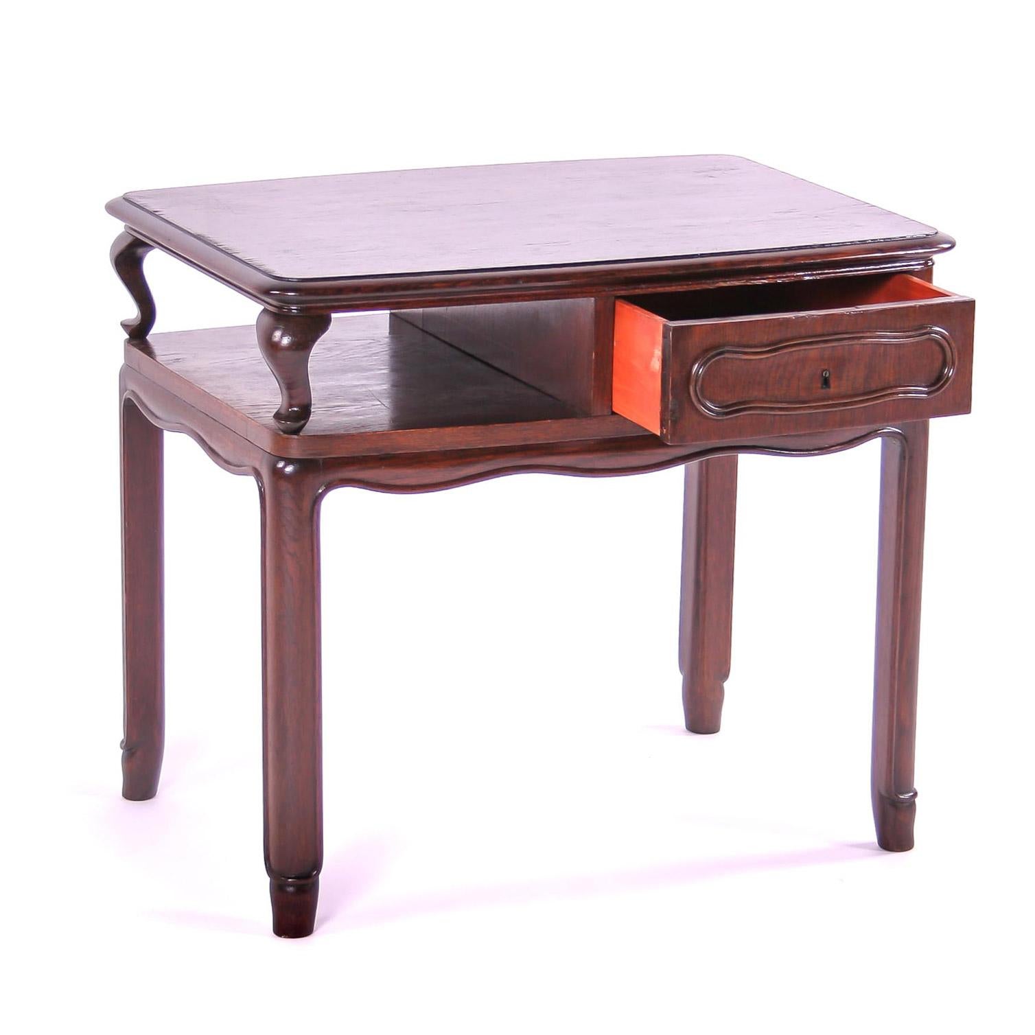 Original piece of furniture after renovation.
Mid-size table with storage and drawer. He looks at this beautiful piece of the poet. I would like to live in a period of writing papers, wood furniture, tailor-made suits. The milled edges with a light