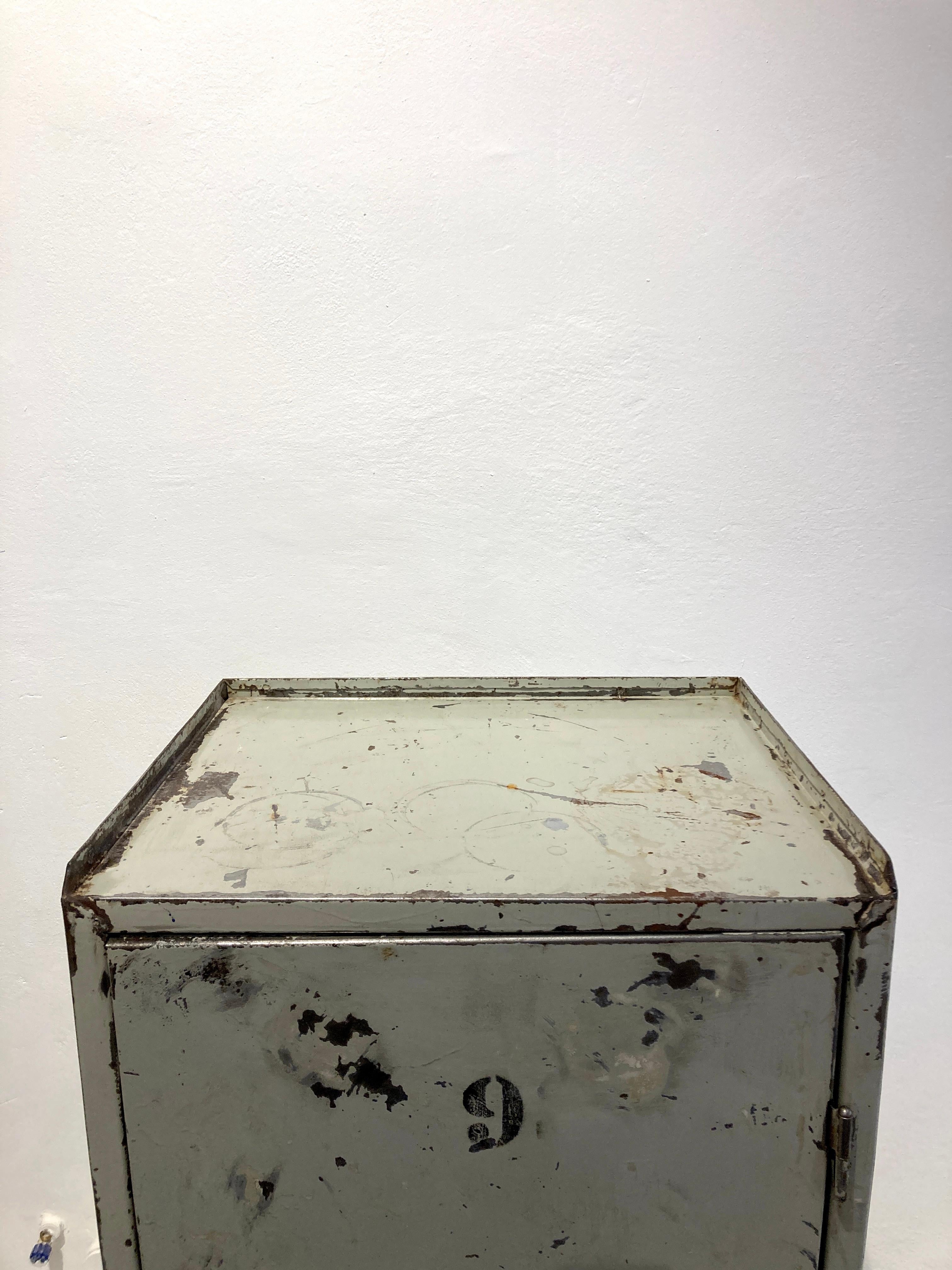 This small metal industrial cupboard was used in a car repair shop in the 1960s.
Original contemporary paintwork.
Two additional pieces can also be purchased.
The cabinet is in original condition.