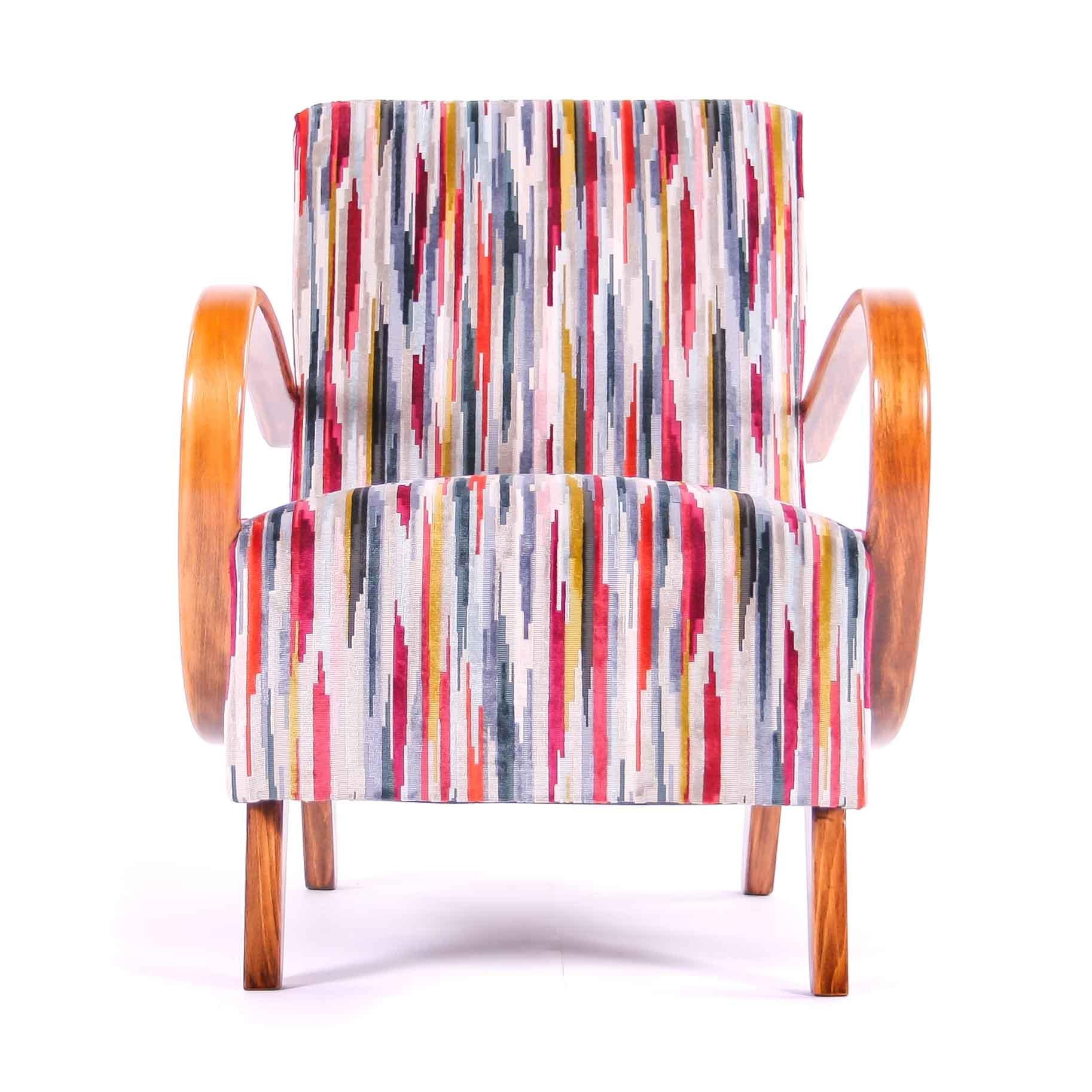 Original piece of furniture after renovation.
A very comfortable and practical chair that finds space in any space. Precise refurbishment and the highest quality materials guarantee long-term durability of the chair. The bold pattern of upholstery
