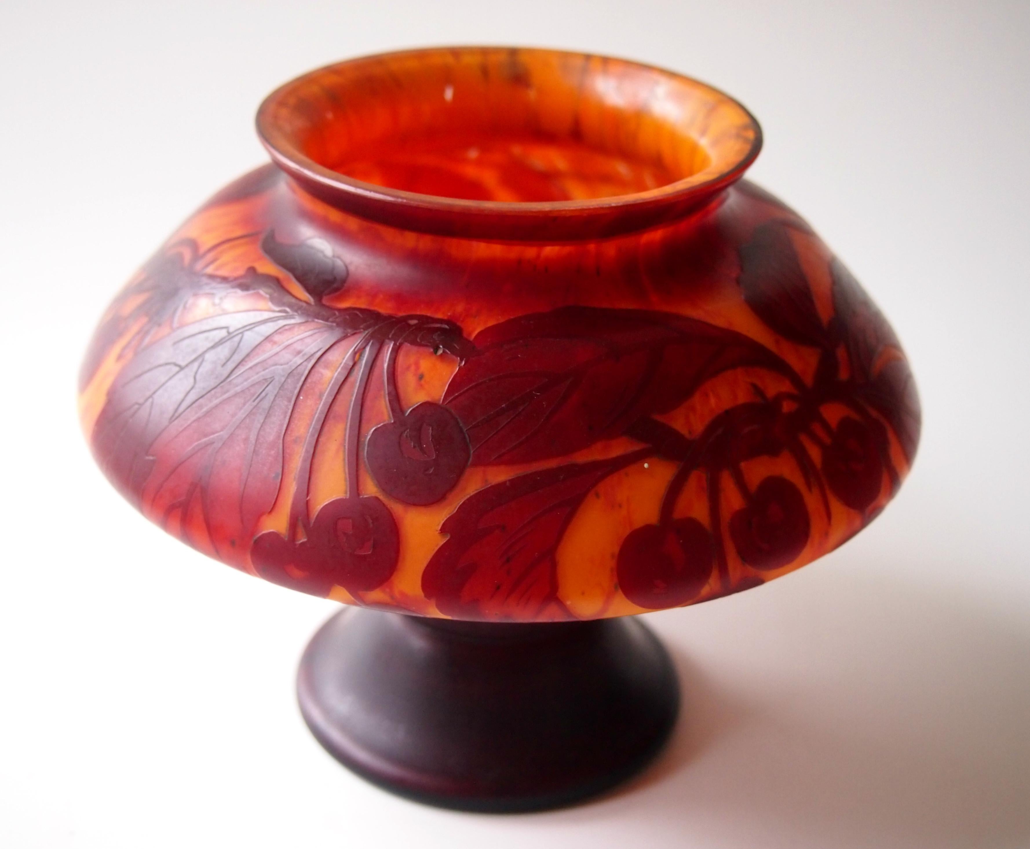 Super vase à pied en camée à l'acide Kralik - en rouge/brun sur fond orange tacheté, représentant des baies sur des branches et signé en camée D'Aurys (voir images 3 et 4). Le vase est doté d'un pied, d'une courte tige et d'une généreuse partie
