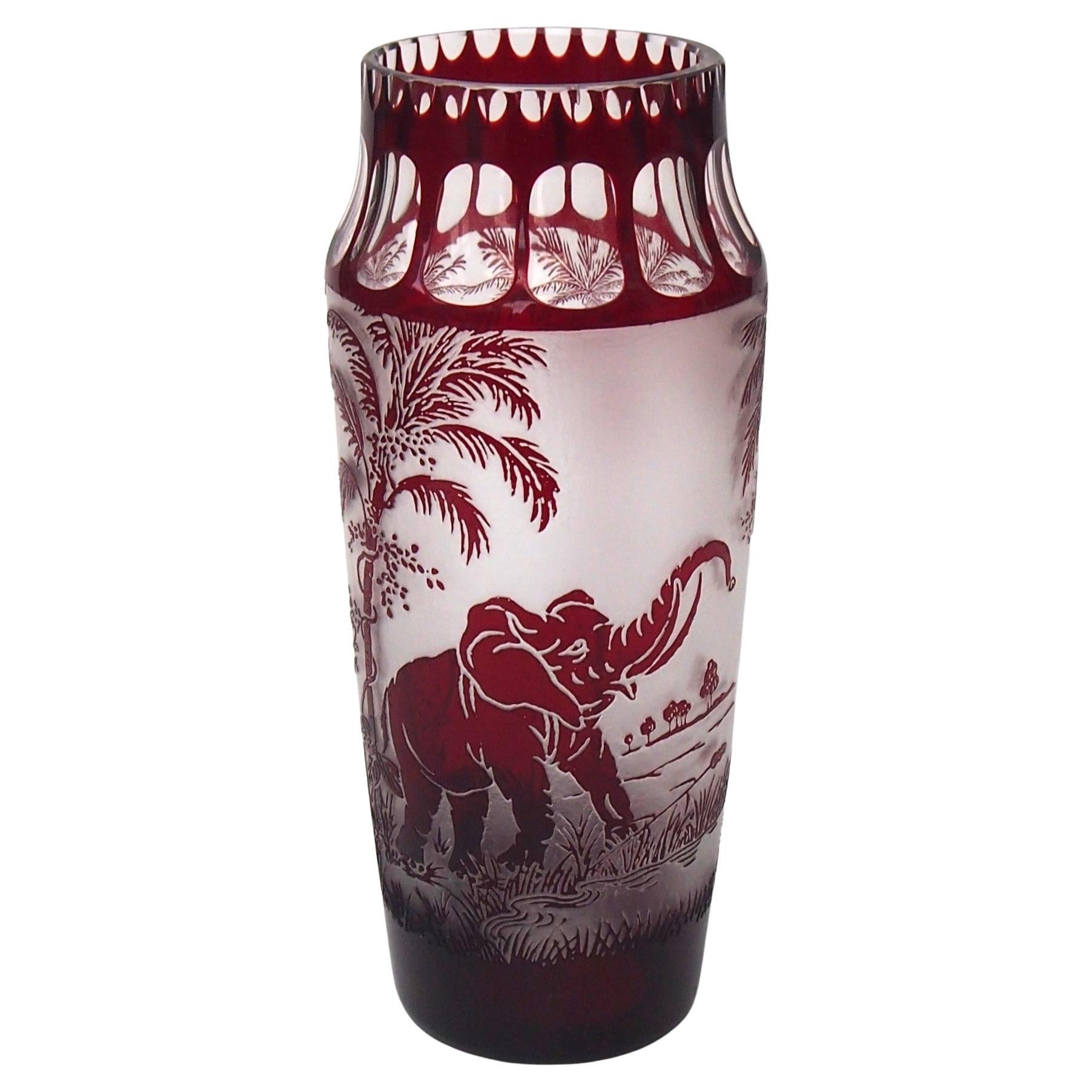 Vaso in vetro a cammeo Art Deco Elefante tropicale e paesaggio di Kralik ceco, circa 1925