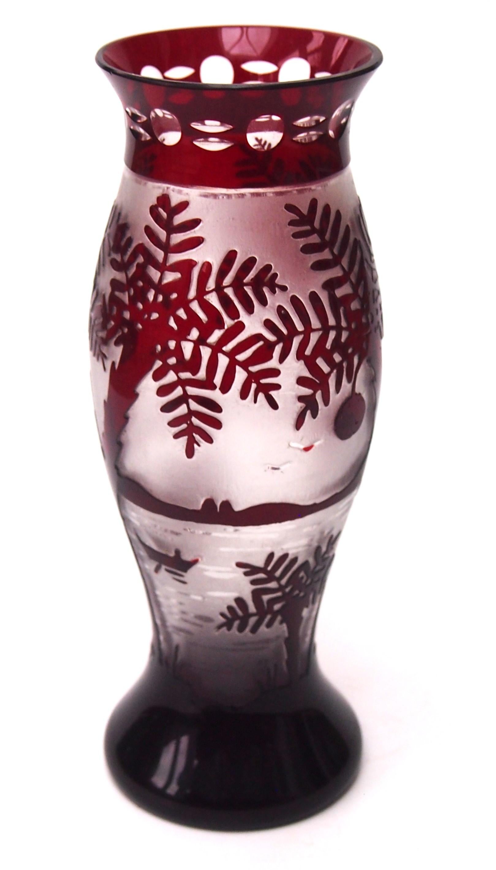 Vaso cammeo Super Kralik in rosso intenso incamiciato su trasparente, raffigurante una scena tropicale esotica con alberi tropicali con fronde di palma e noci di cocco, su un mare tropicale con una piccola barca e molti uccelli marini che volano