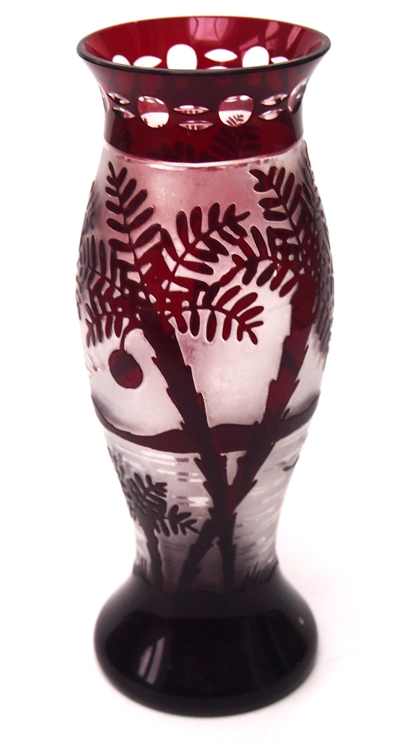 Art Déco Vaso in vetro con cammeo di paesaggio tropicale ceco Kralik Art Deco, circa 1925 in vendita