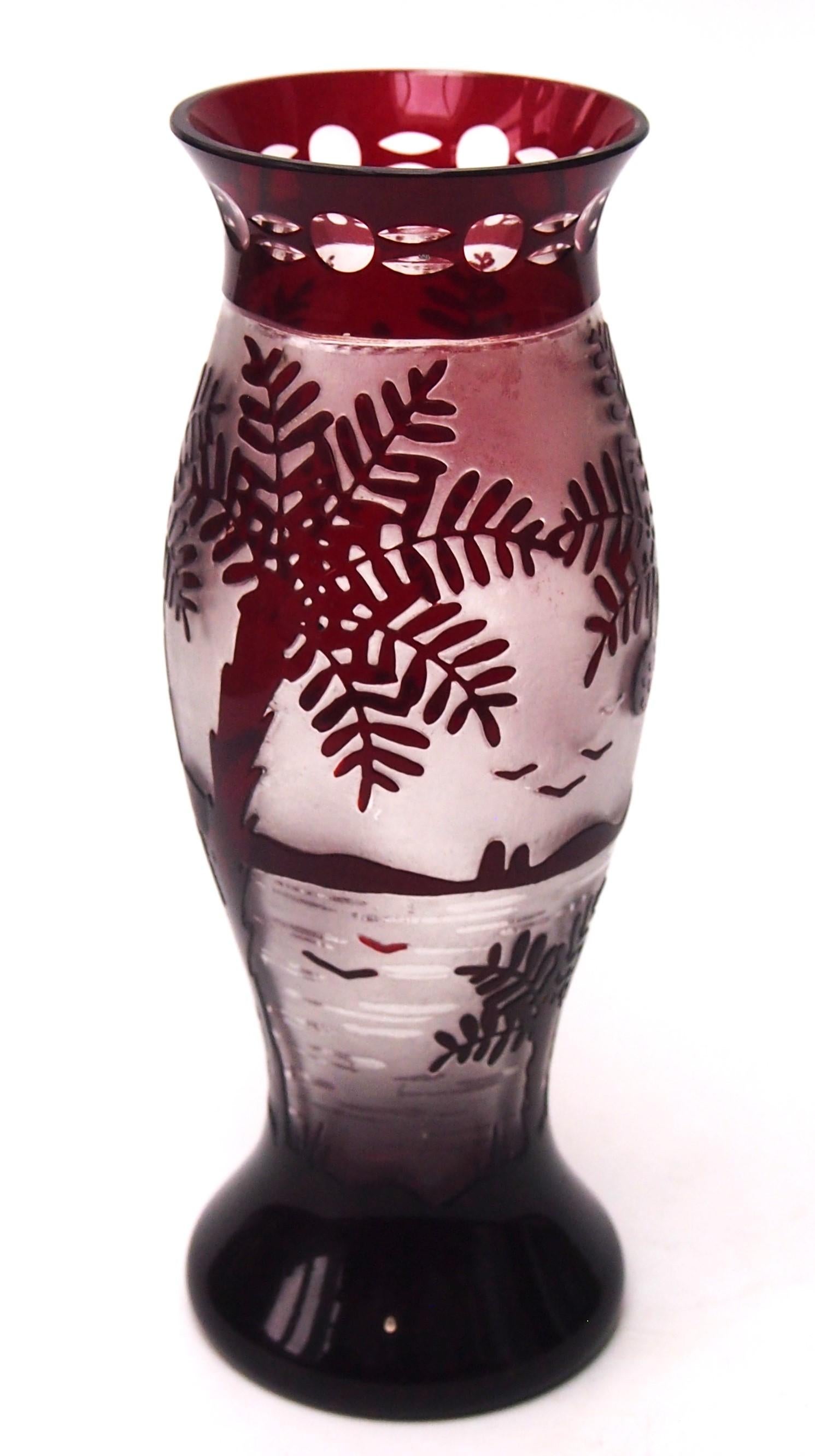 Ceco Vaso in vetro con cammeo di paesaggio tropicale ceco Kralik Art Deco, circa 1925 in vendita