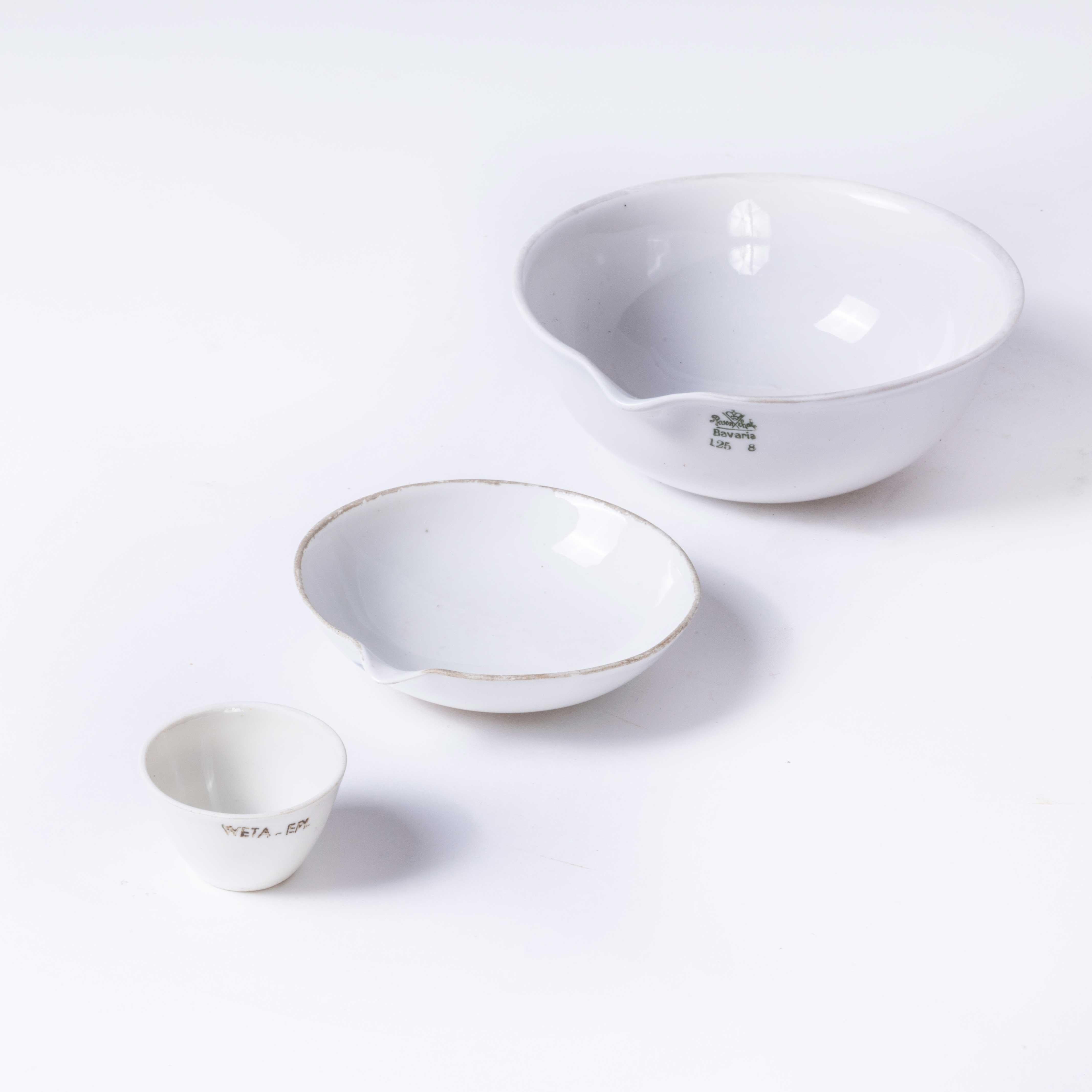 Czech light porcelain white bowls – set of three
Czech light porcelain white bowls – set of three. Two of these beautiful bowls have spouts for pouring. The three are all different sizes from approximately 4cm to 10cm diameter. Sourced as crucuble