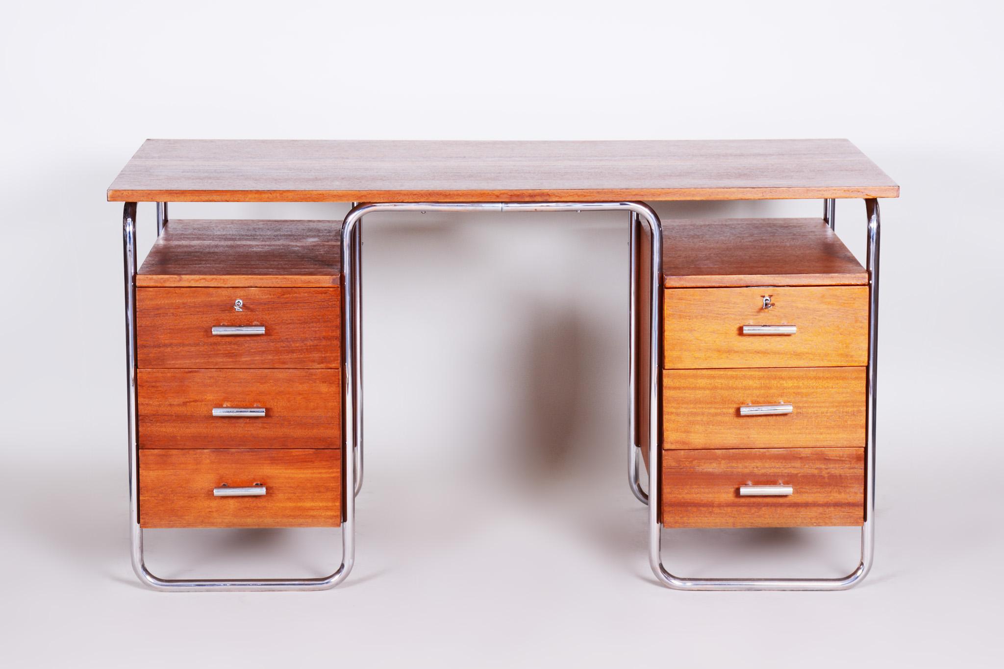 Desk with a frame in tubular chromed steel.
Manufactured by Robert Slezak factory, in the 1930s.
Wood is completely restored. The original veneer is preserved.
Tubular steel with original chrome plating and patina. Fully cleaned.