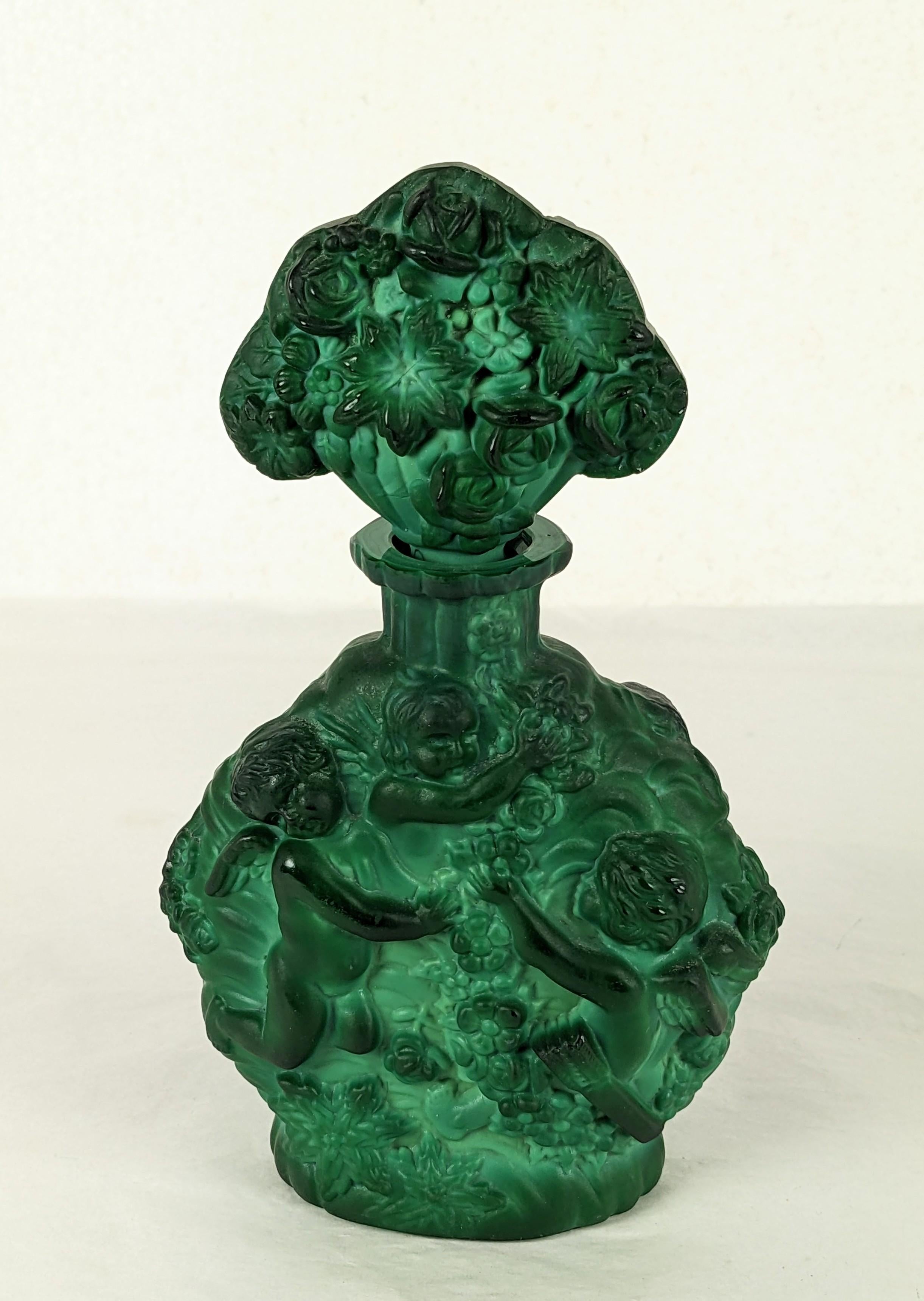 Böhmisches tschechisches Malachit-Kunstglas-Parfümfläschchen mit geflügelten, Trauben pflückenden Putten von Schlevogt Hoffman x Ingrid um 1935.