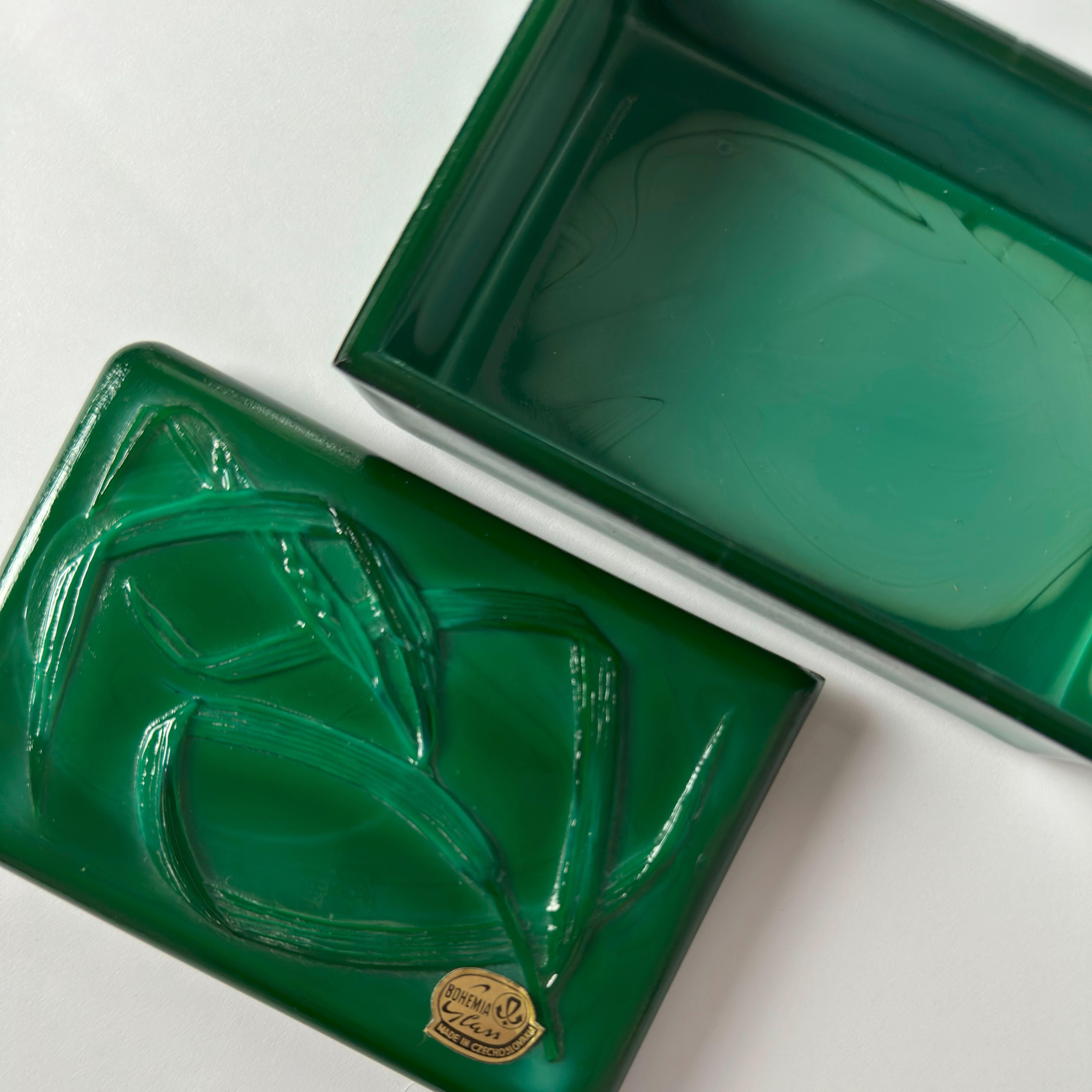 Boîte à bibelots en verre malachite richement coloré, fabriquée en Tchécoslovaquie au milieu du XXe siècle, vers les années 1950. Cette boîte rectangulaire à couvercle est un descendant esthétique direct de la verrerie décorative conçue par Heinrich