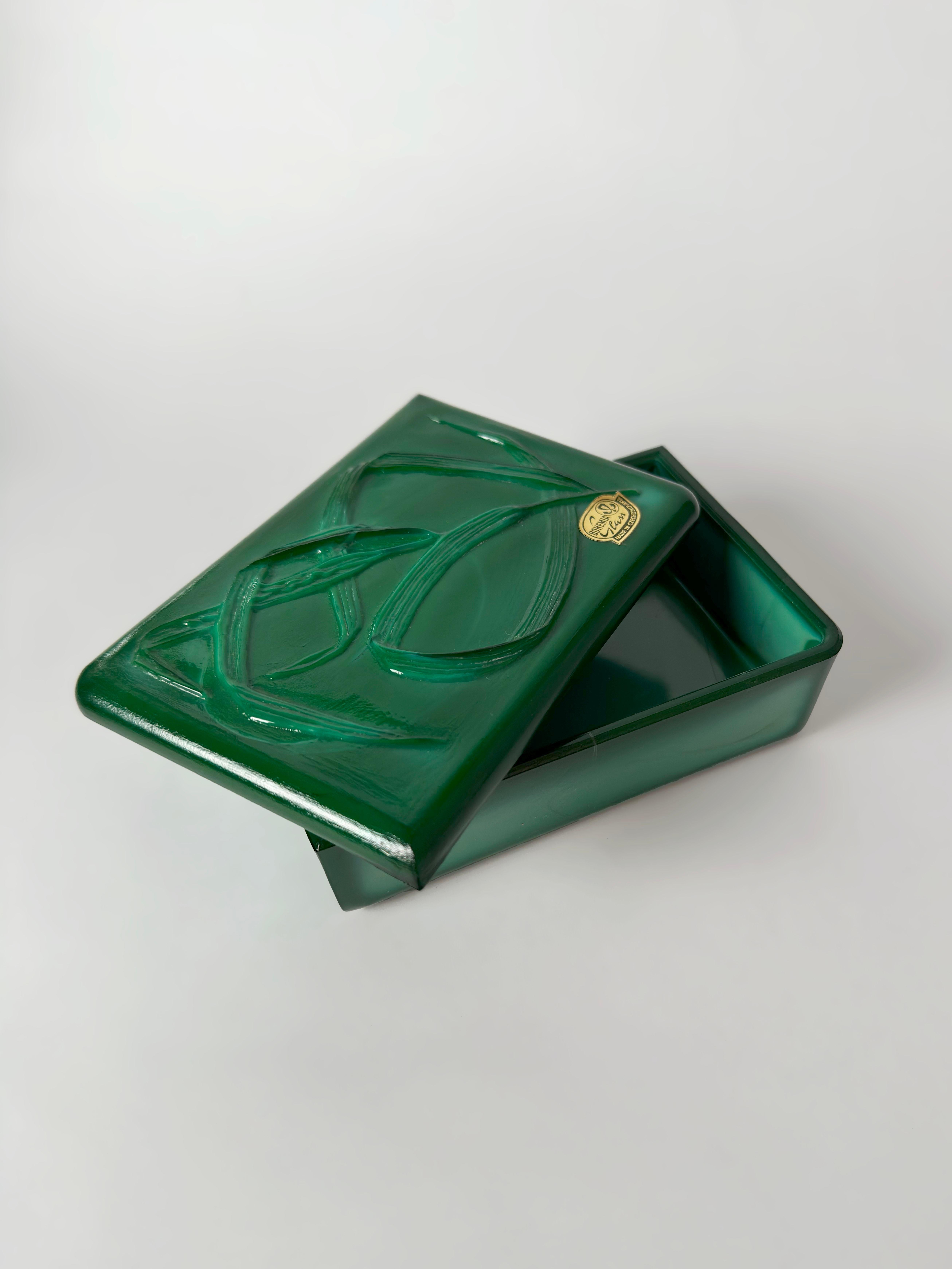 Art déco Boîte à bibelots en verre malachite tchèque dans le style de Schlevogt, vers 1950 en vente