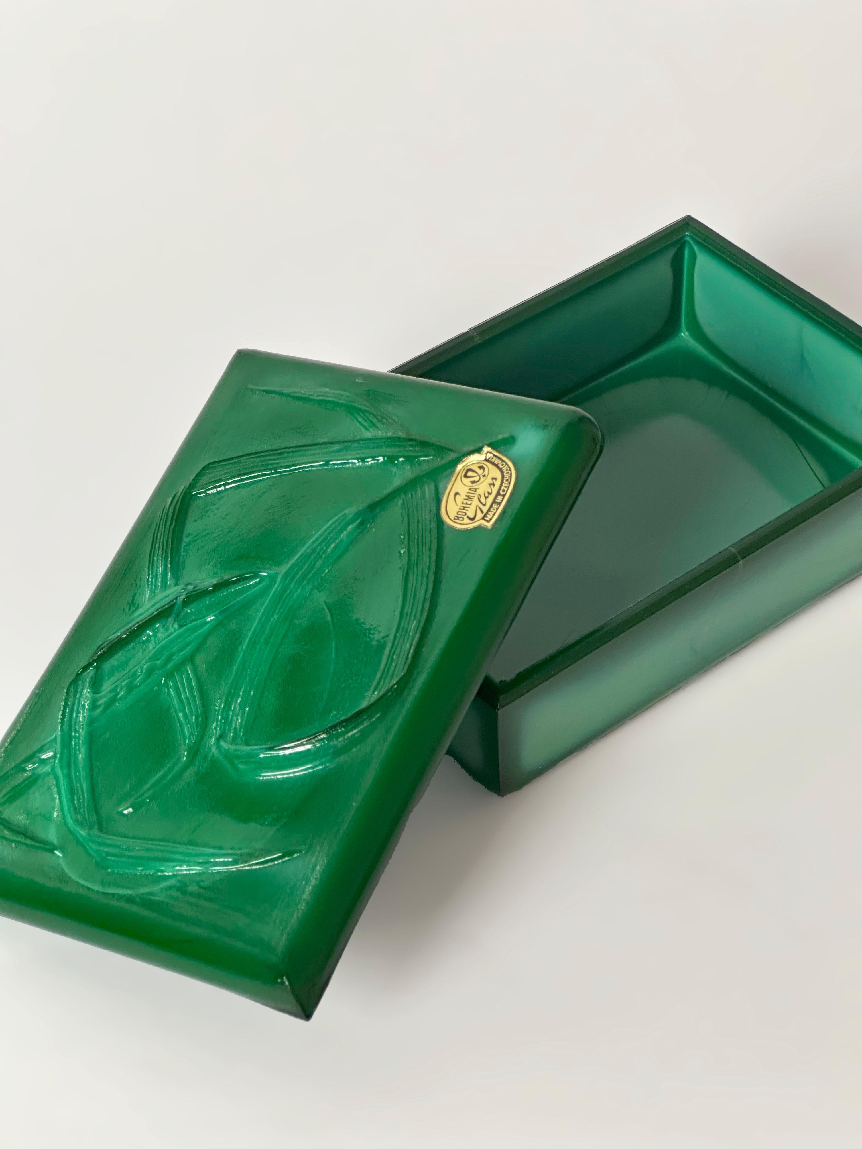 Tchèque Boîte à bibelots en verre malachite tchèque dans le style de Schlevogt, vers 1950 en vente