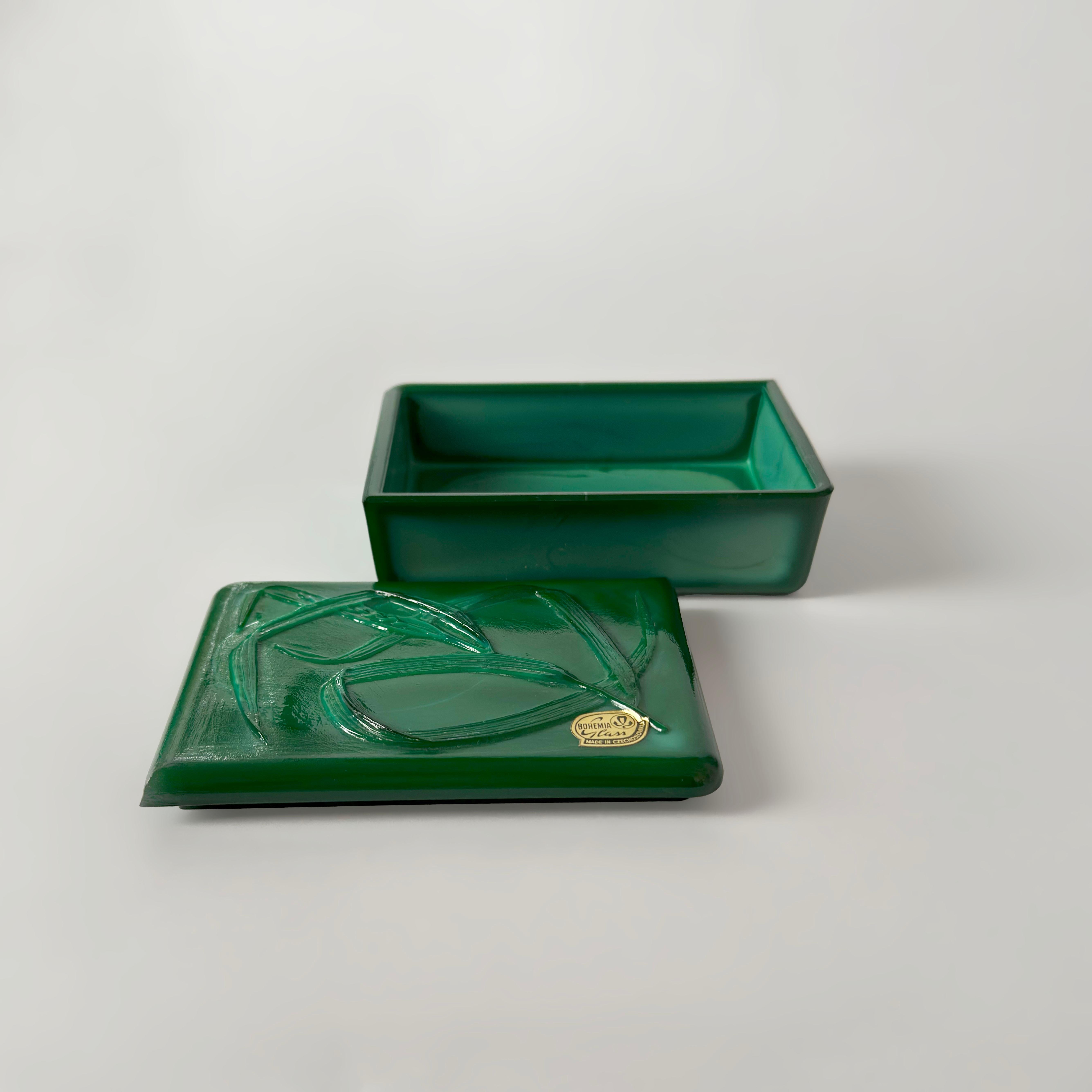 Fait main Boîte à bibelots en verre malachite tchèque dans le style de Schlevogt, vers 1950 en vente