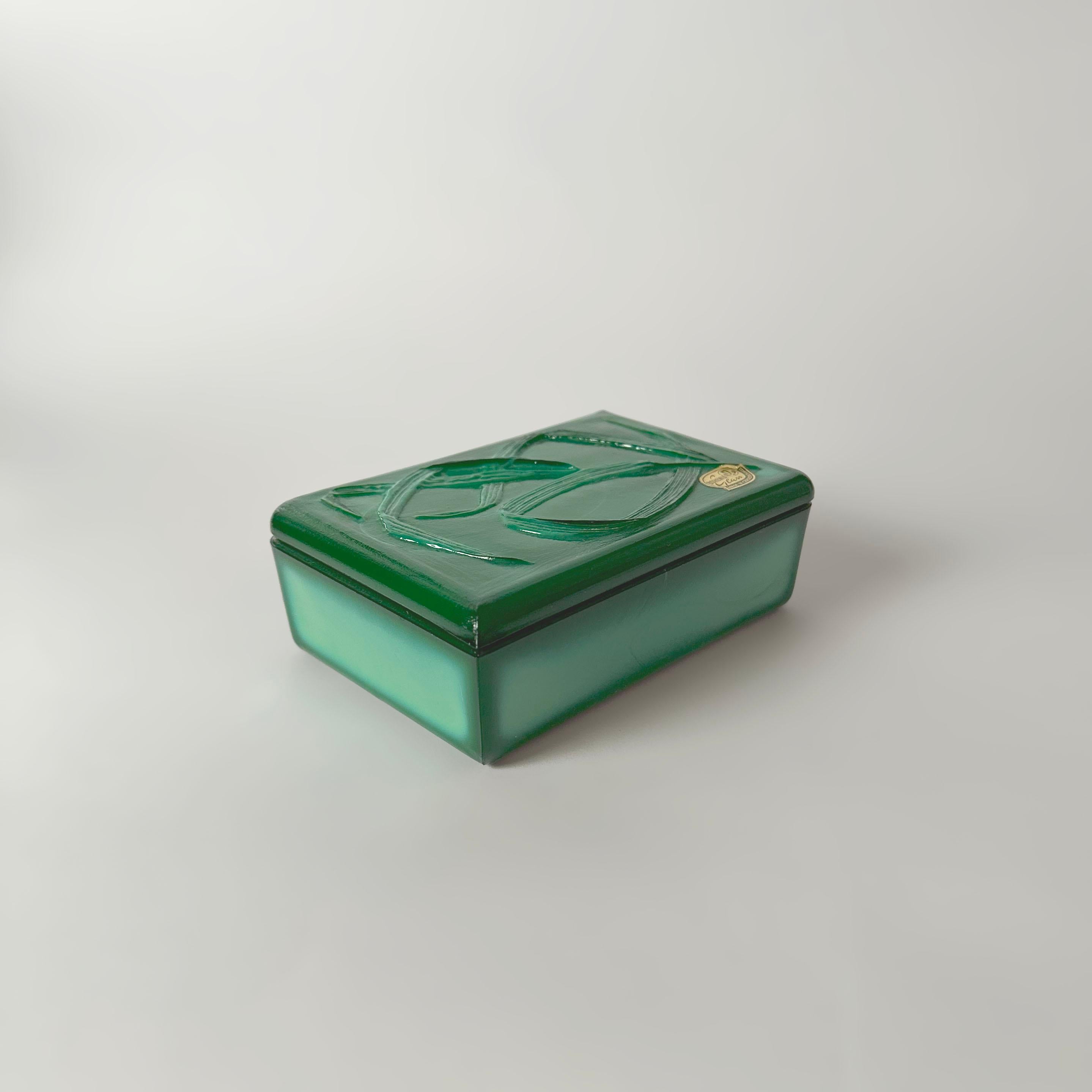 Verre Boîte à bibelots en verre malachite tchèque dans le style de Schlevogt, vers 1950 en vente