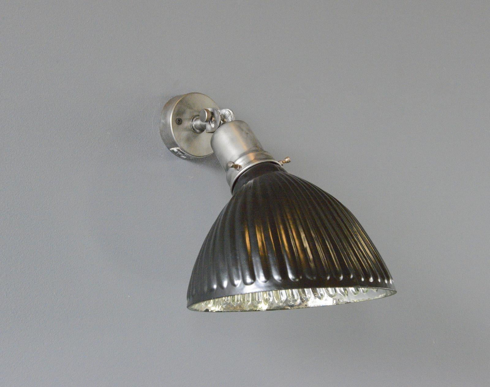Lampes murales tchèques en verre au mercure Circa 1930

- Réflecteurs intérieurs en verre au mercure
- Bras articulé
- Convient aux ampoules de type E27
- Les lampes se branchent directement sur le mur.
- Tchèque ~ années 1930
- 25cm de large x 24cm