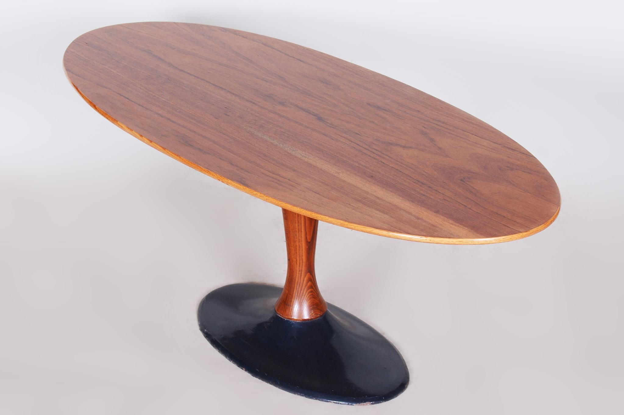 Tschechischer ovaler Tisch aus Rosenholz mit Gusseisenfuß aus der Mitte des Jahrhunderts, 1950er Jahre im Angebot 3