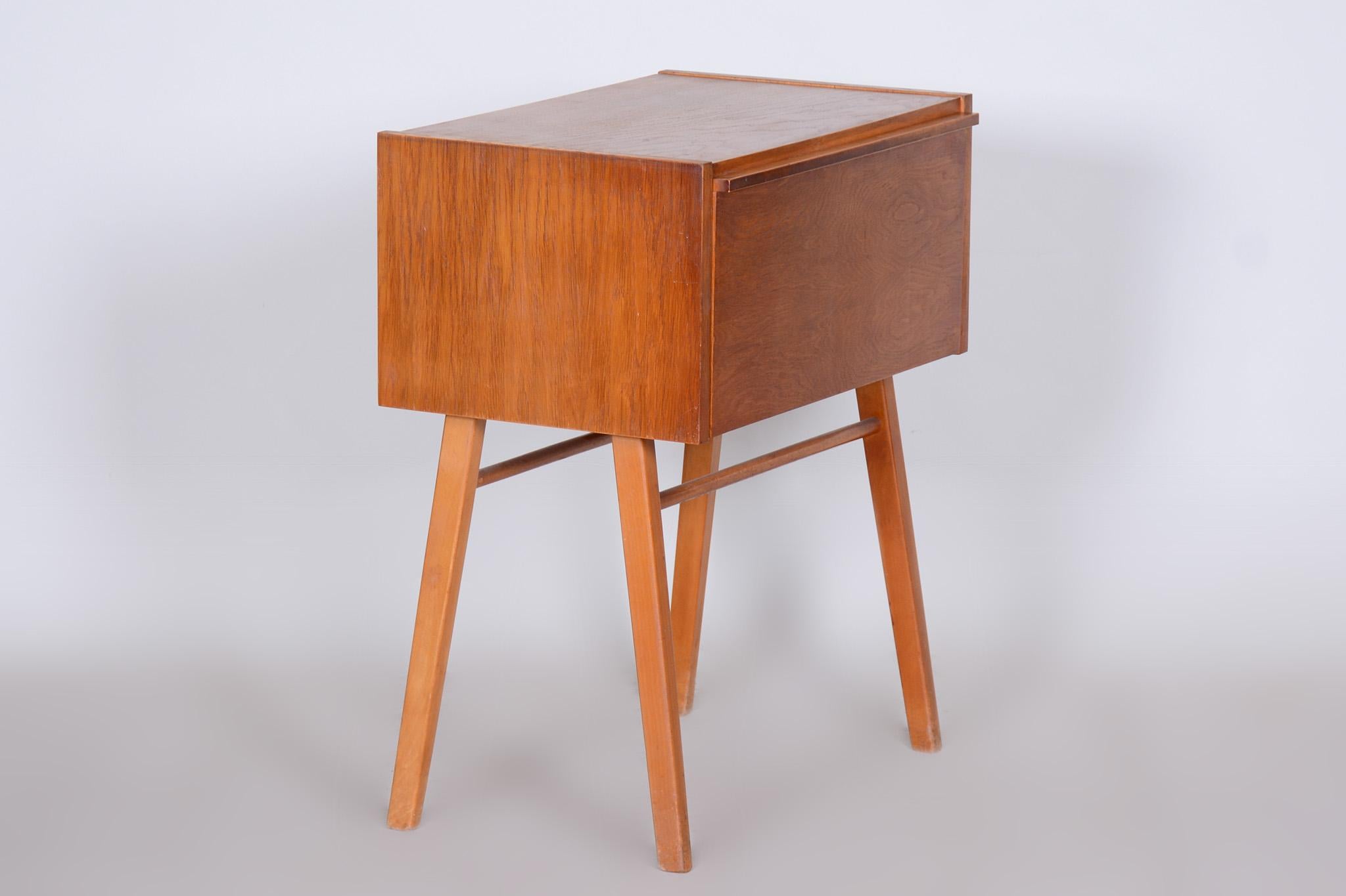 Chêne Table d'appoint tchèque du milieu du siècle, meuble de rangement en chêne, années 1950, revisitée en vente