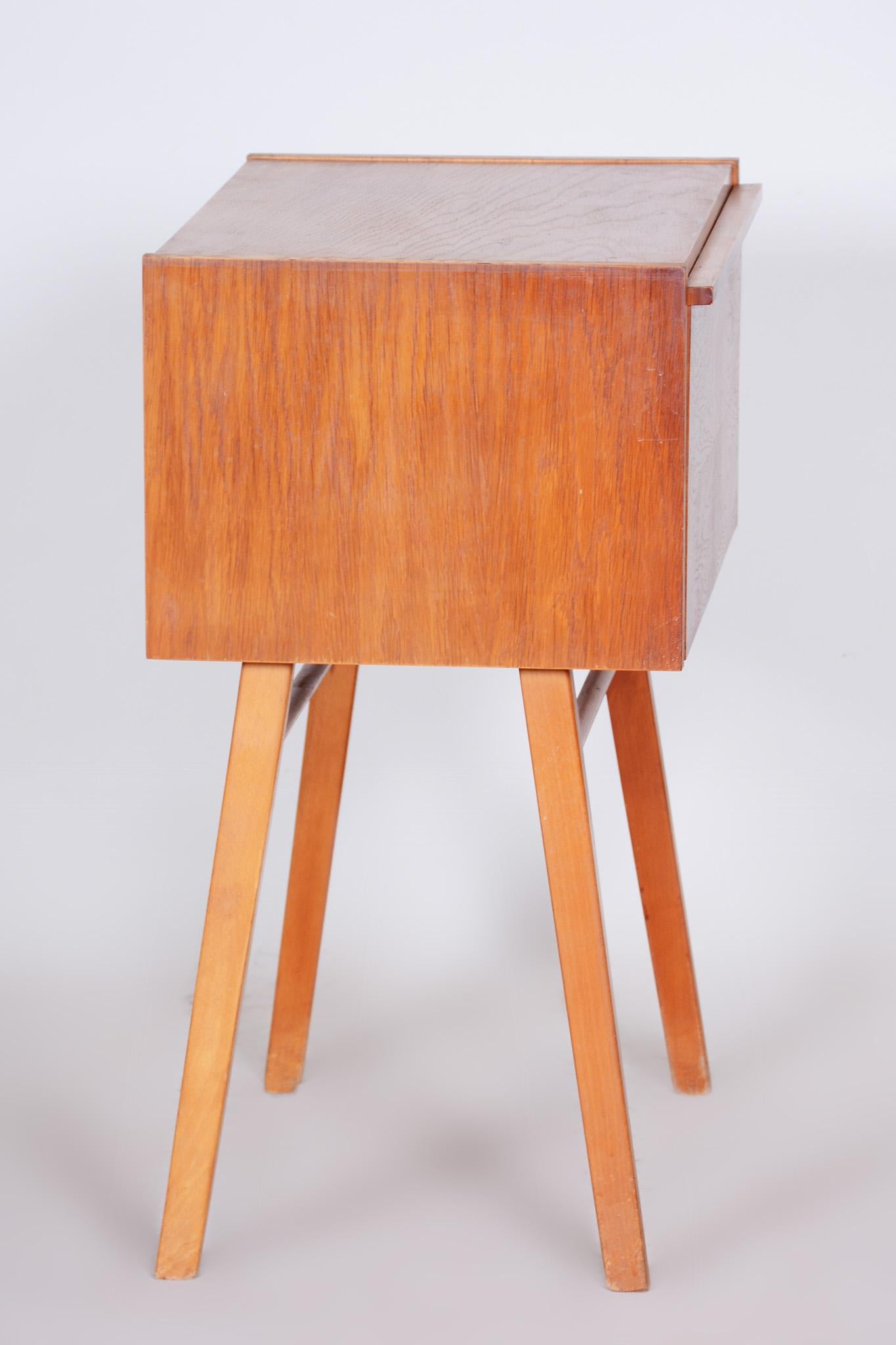 Table d'appoint tchèque du milieu du siècle, meuble de rangement en chêne, années 1950, revisitée en vente 1