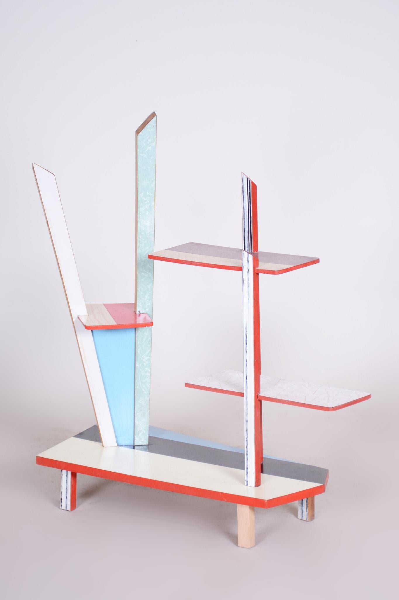 Czech midcentury blue and red flower stand, lacquered wood, 1950s.

Source: Czechia (Czechoslovakia)
Period: 1950-1959.