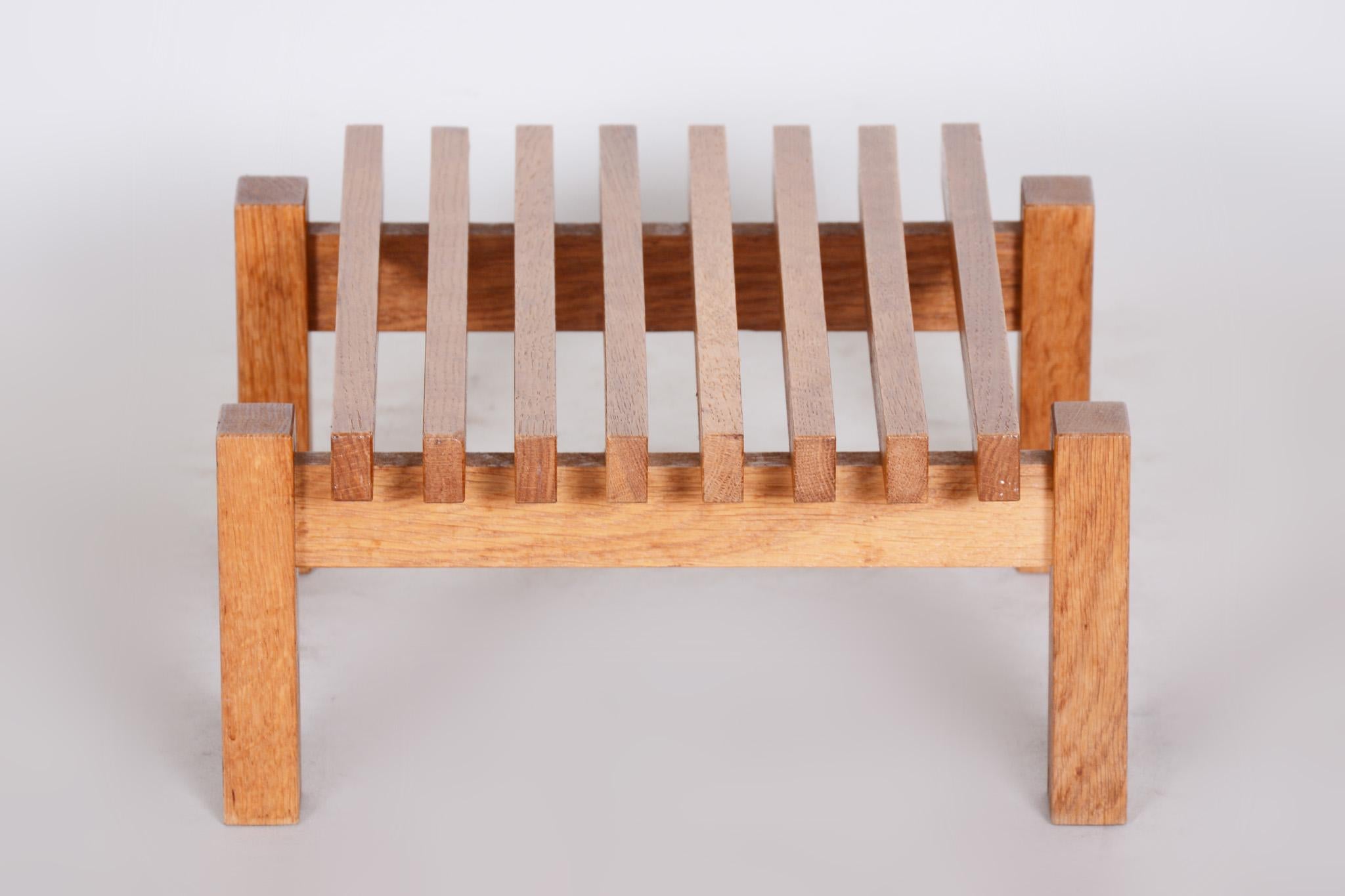 Mid-Century moderno Piedistallo ceco del Medioevo realizzato in Oak, anni '60. Completamente restaurato in vendita