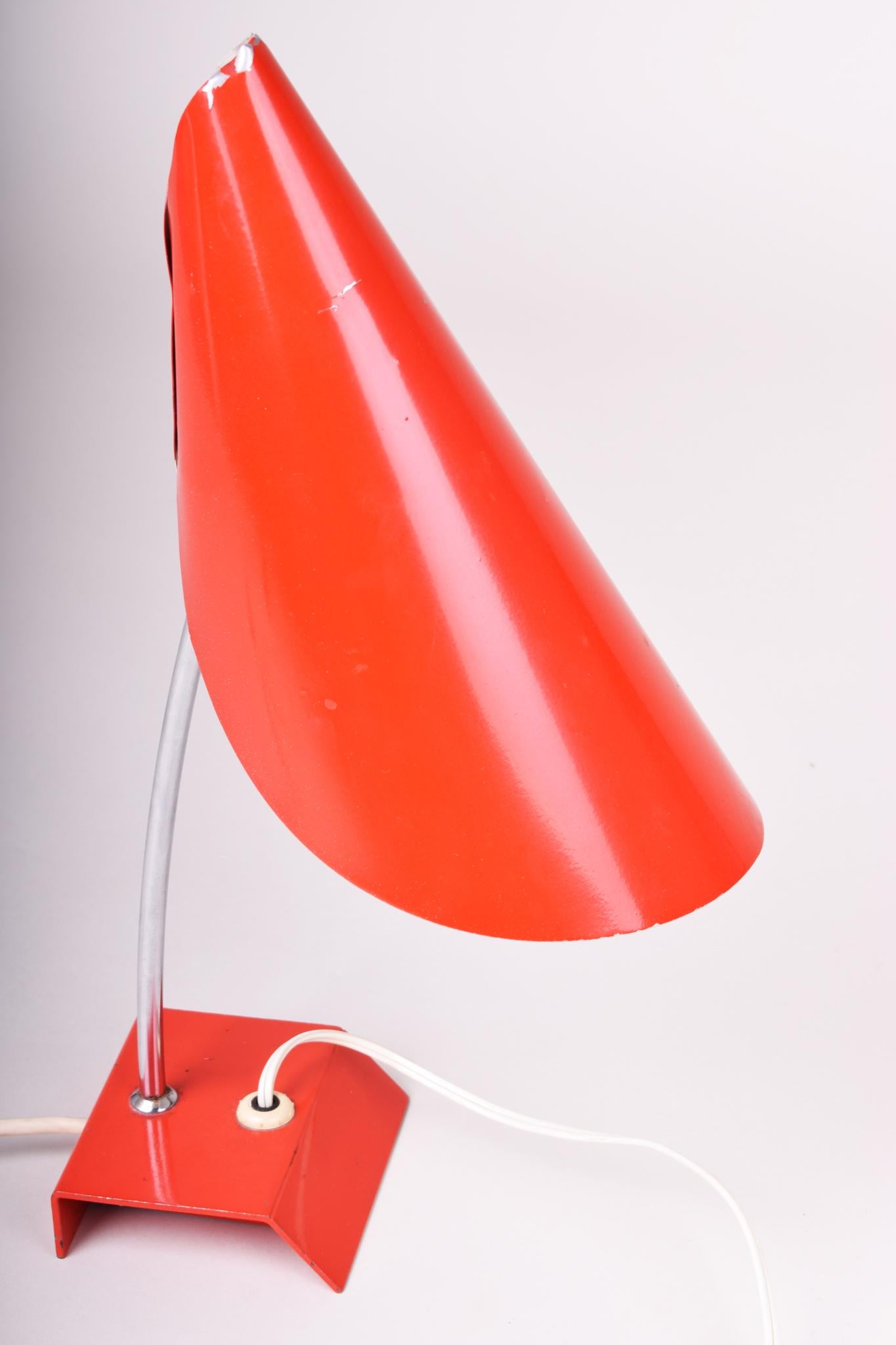 Czech mid century lamp.
Original very well preserved condition. New electrification.

Period: 1960s
Source: Czechia (Czechoslovakia)
Material: Steel.