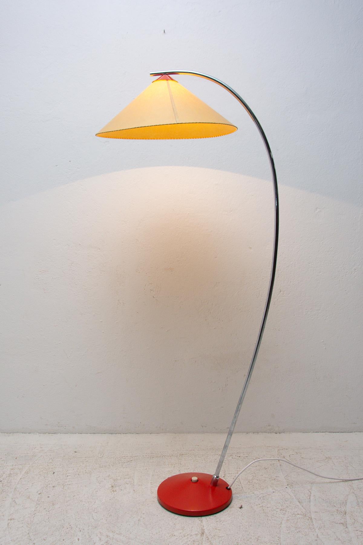 This floor lamp was made by Zukov in the former Czechoslovakia in the 1950s.
It is a typical example of Czechoslovak design lighting from the middle of the century associated with the “Brussels period” and the world-famous EXPO58. Chrome-plated
