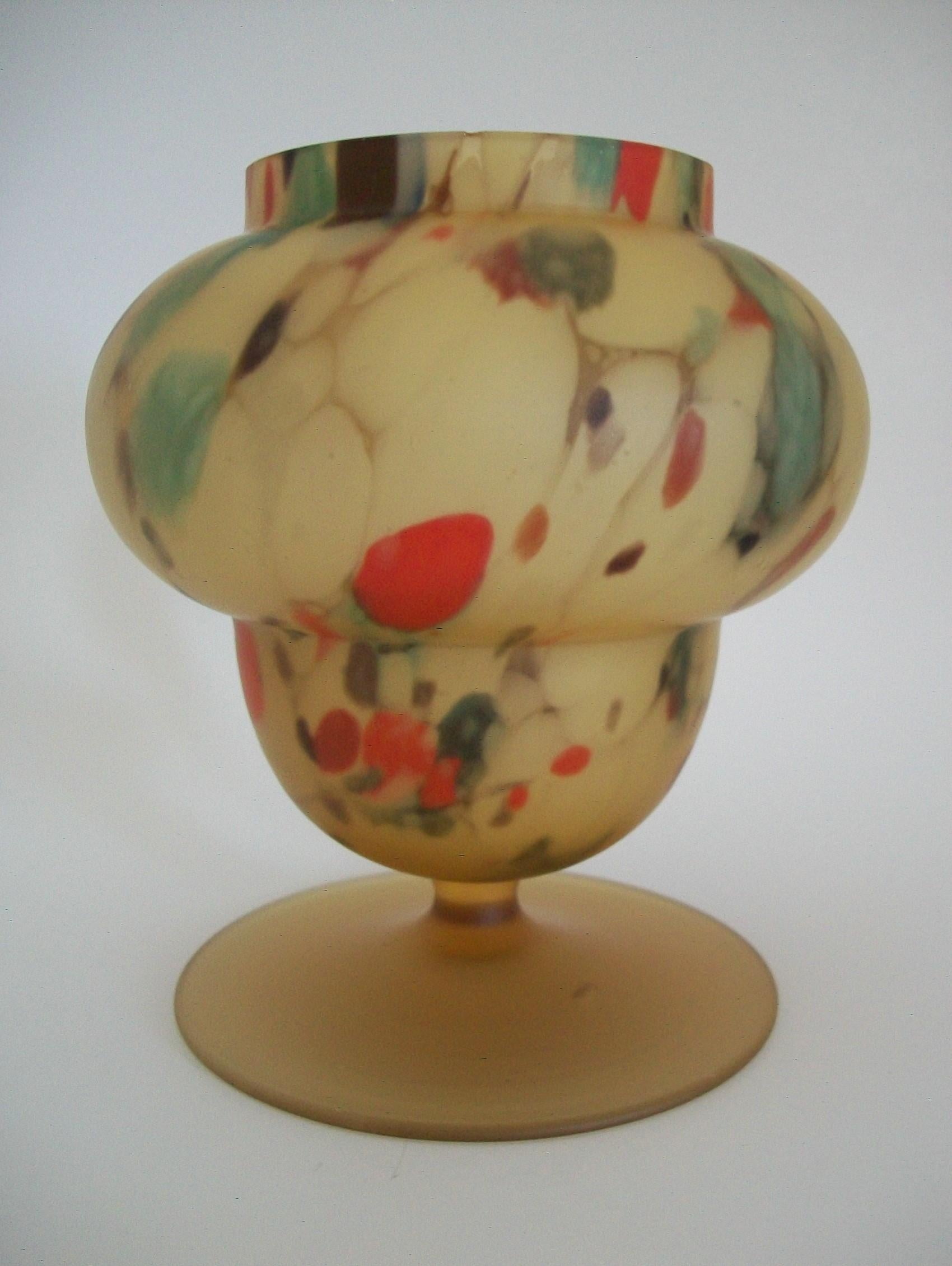 Vaso o vaso con piede in vetro satinato ceco - motivo multicolore casuale - base in vetro ambrato satinato chiaro - non firmato - Repubblica Ceca - metà del XX secolo.

Buone condizioni d'epoca - probabilmente manca un coperchio - scheggiature sul