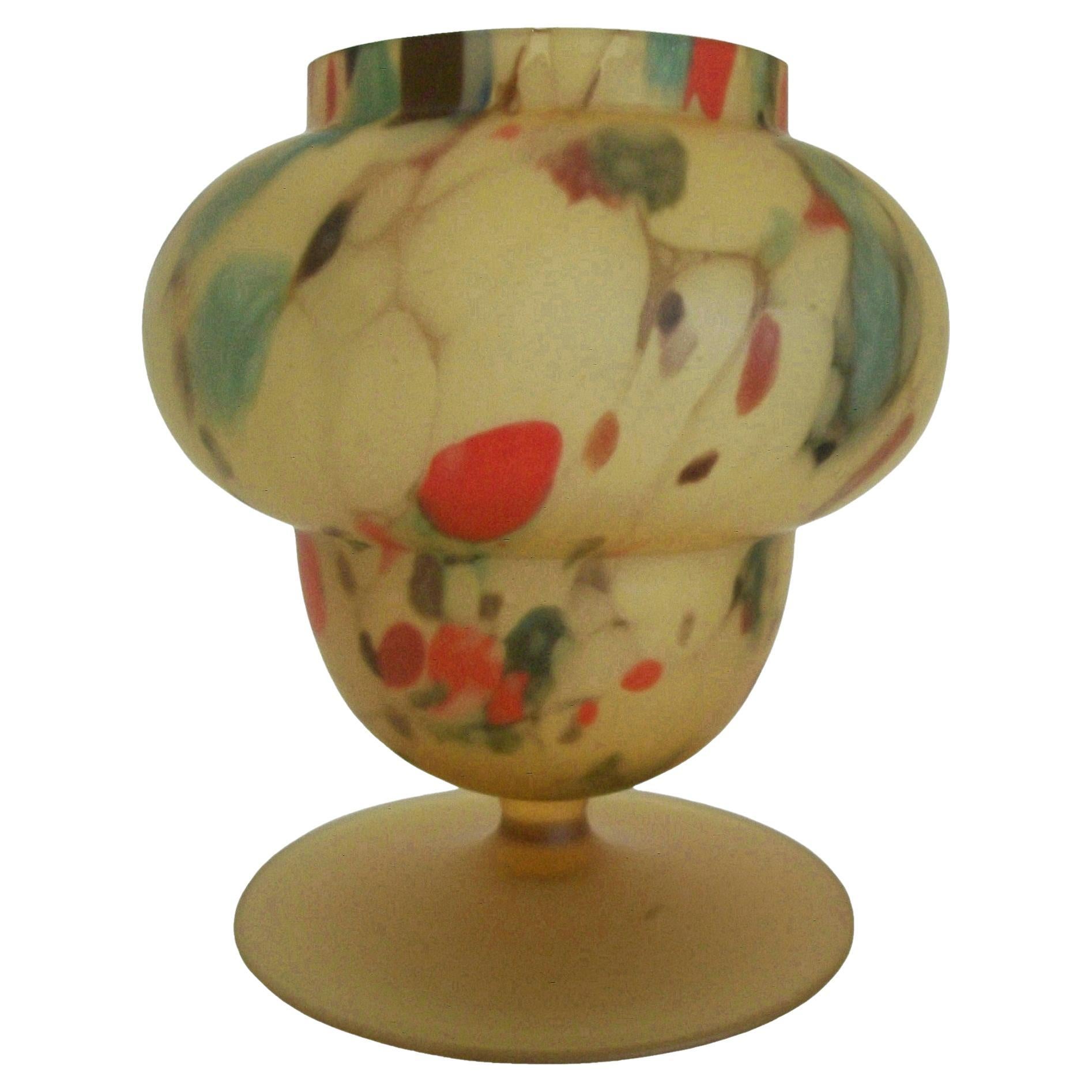 Vaso o vaso con piede in vetro satinato ceco multicolore - metà del XX secolo in vendita