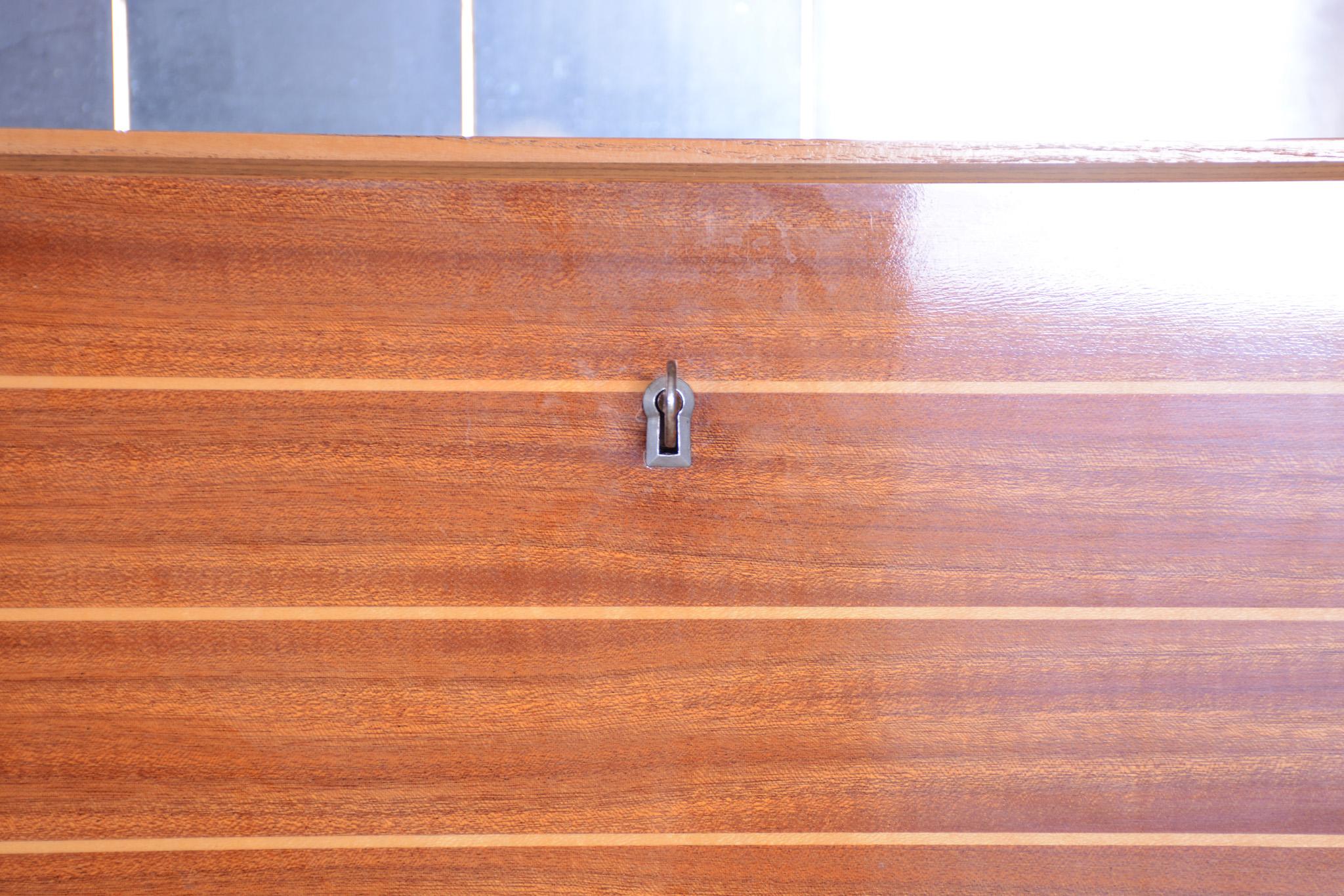 Ceco Credenza di metà secolo in Oak Oak, anni '50, ben conservata, frassino e mogano in vendita