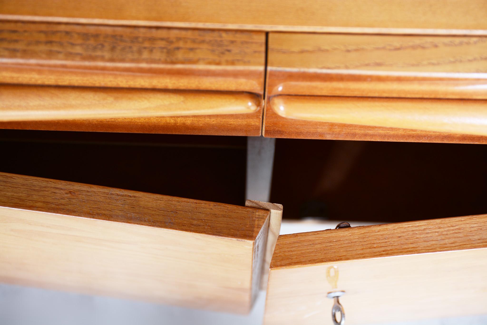 Credenza di metà secolo in Oak Oak, anni '50, ben conservata, frassino e mogano In condizioni buone in vendita a Brandys nad Labem, Středočeský kraj