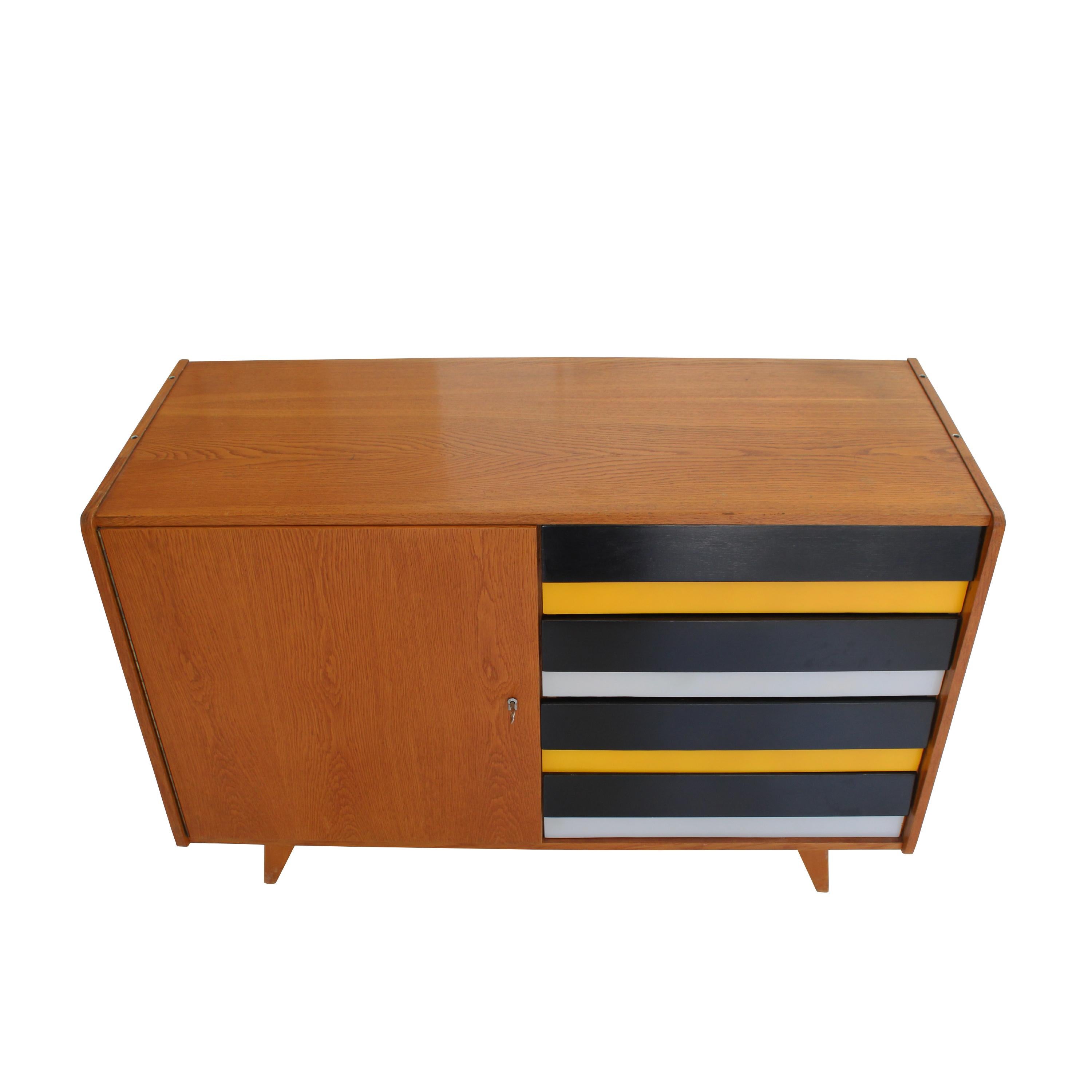 Czech Oak Sideboard with Left-Side Lacquered Drawers, Czechoslovakia, 1960s In Good Condition For Sale In Madrid, ES