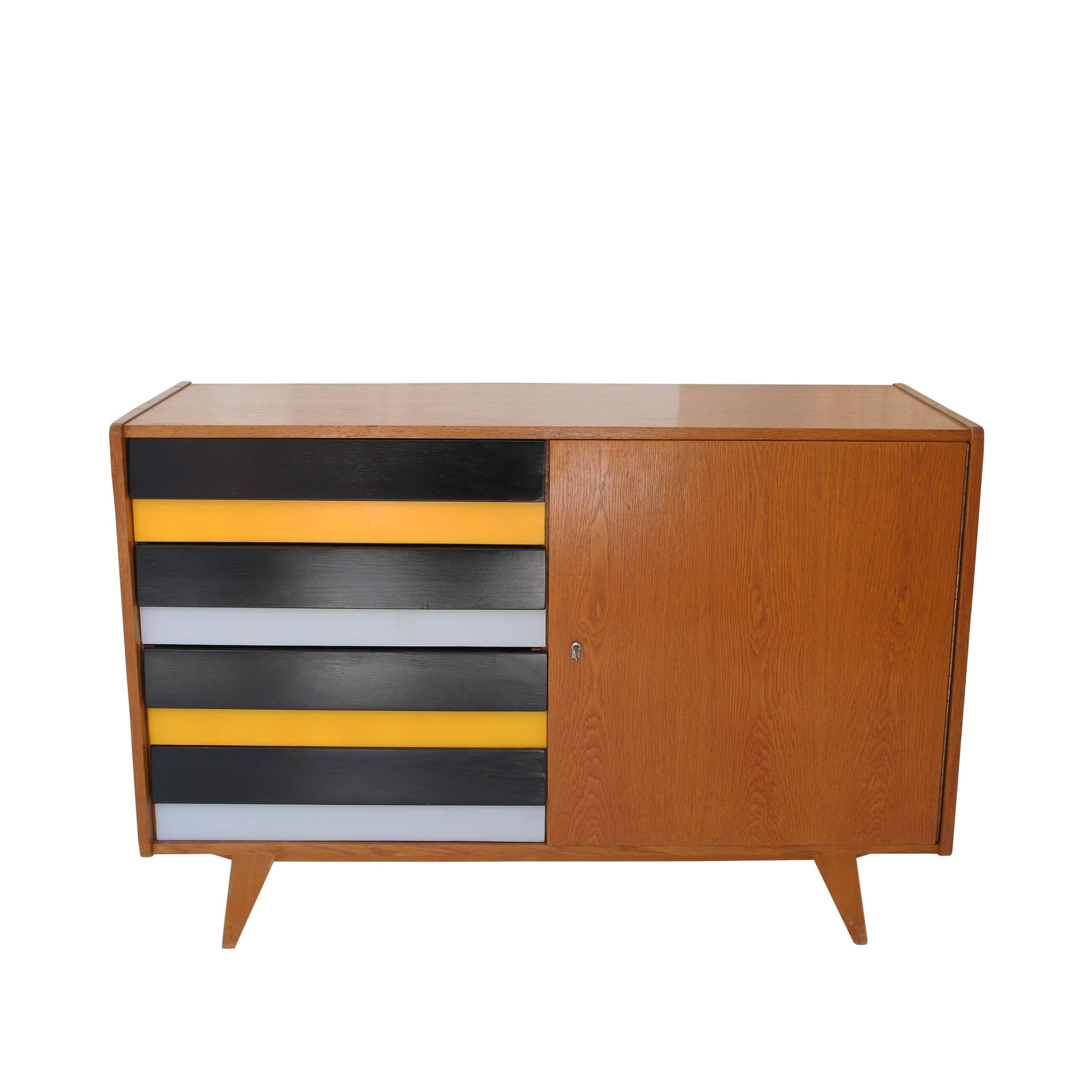 Czech Oak Sideboard with Right-Side Lacquered Drawers, Czechoslovakia, 1960s In Good Condition For Sale In Madrid, ES