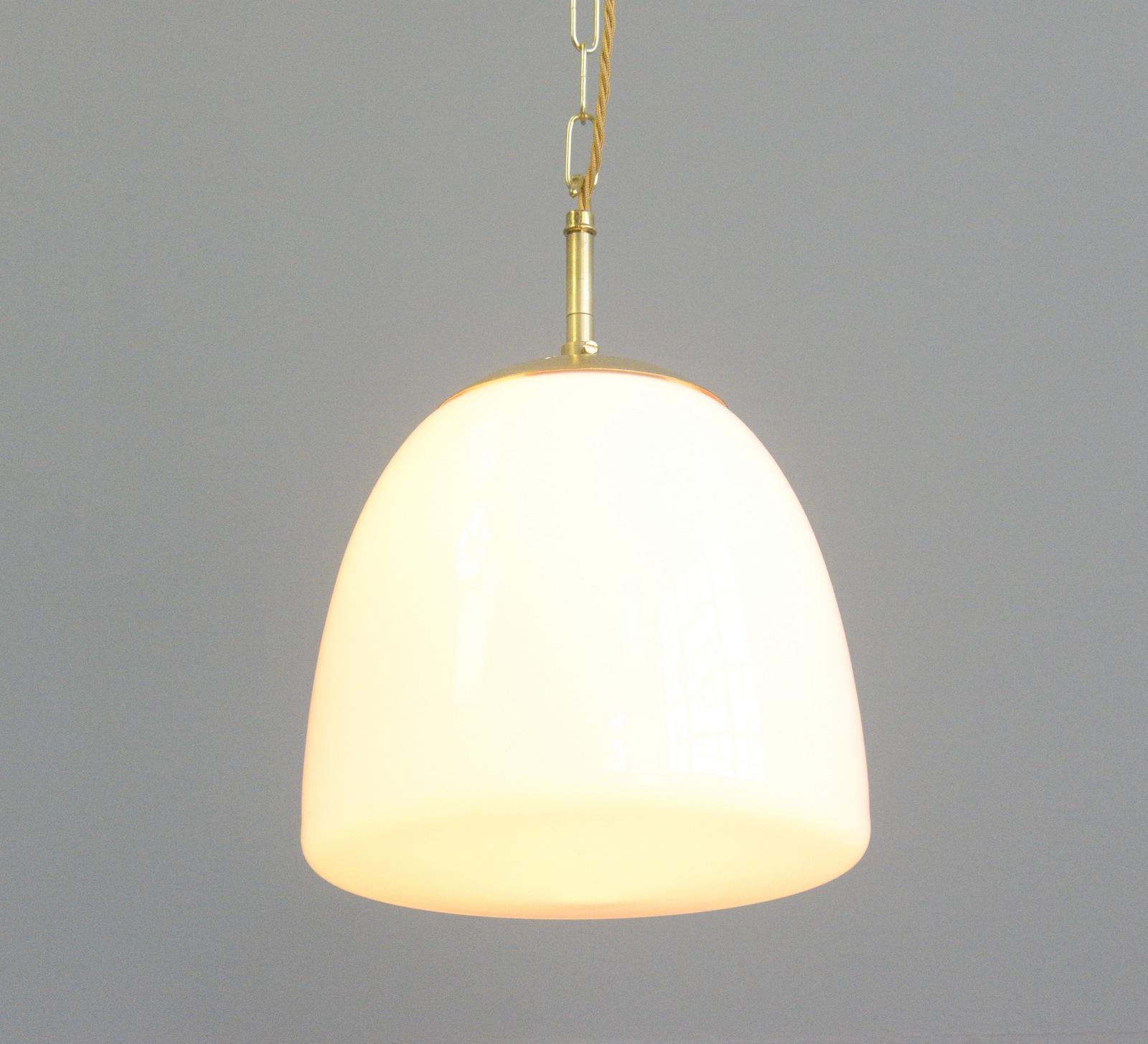 Verre opalin Lampes à suspension en opaline tchèque, circa 1940 en vente