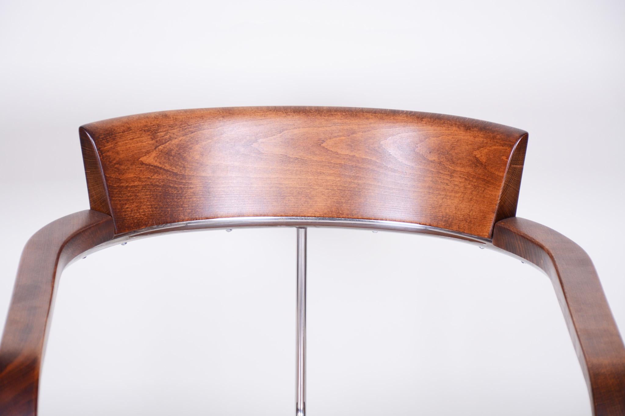 Czech Art Deco chair
Material: Walnut and beech
Period: 1930-1939
Perfect original condition,
Made by architect Jindrich Halabala in United Arts & Crafts manufacture in Brno.