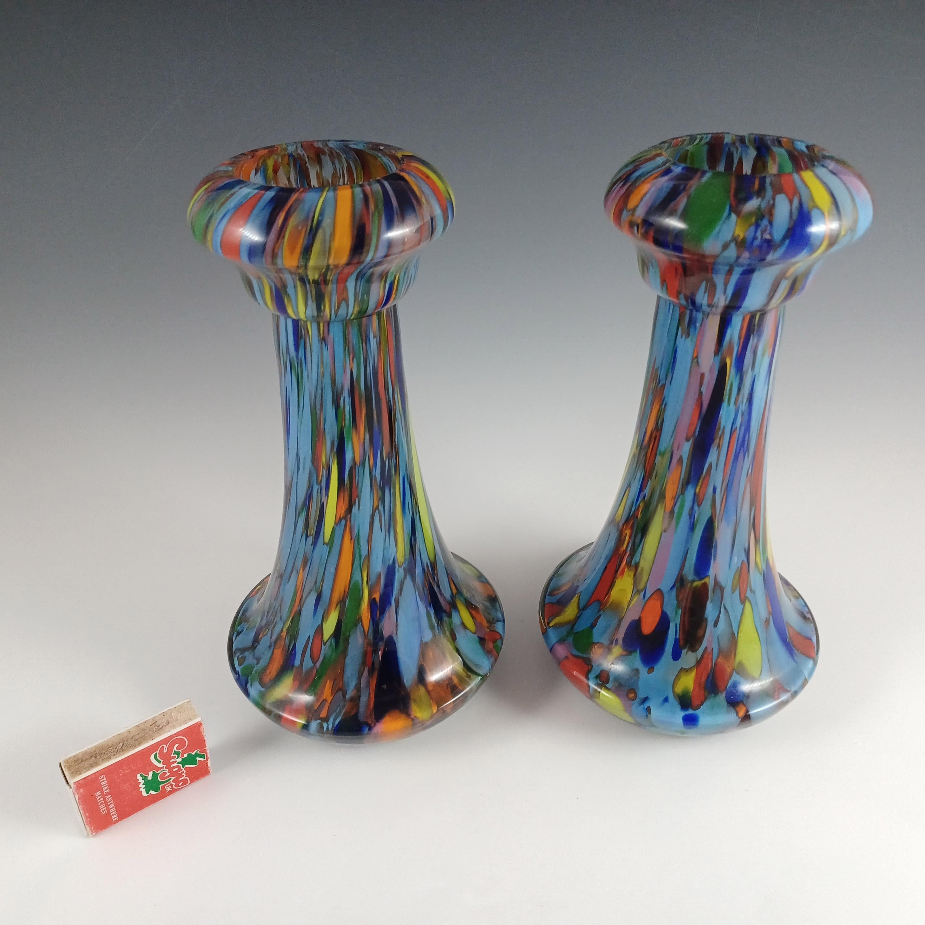 Pareja de jarrones checos de cristal salpicado art déco multicolor en venta 1