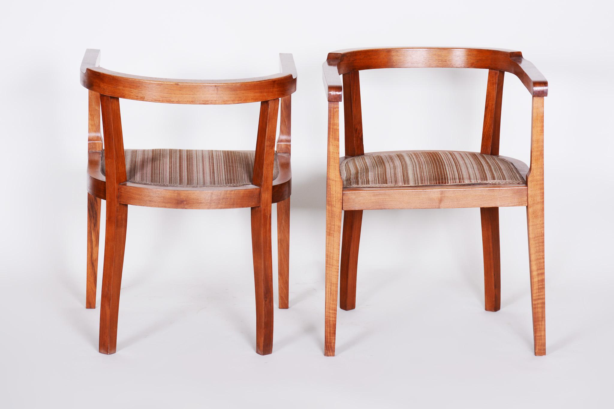 Paire de fauteuils Art Déco.
Matériau : Noyer
Source : Tchécoslovaquie
Période : 1920-1929.





     