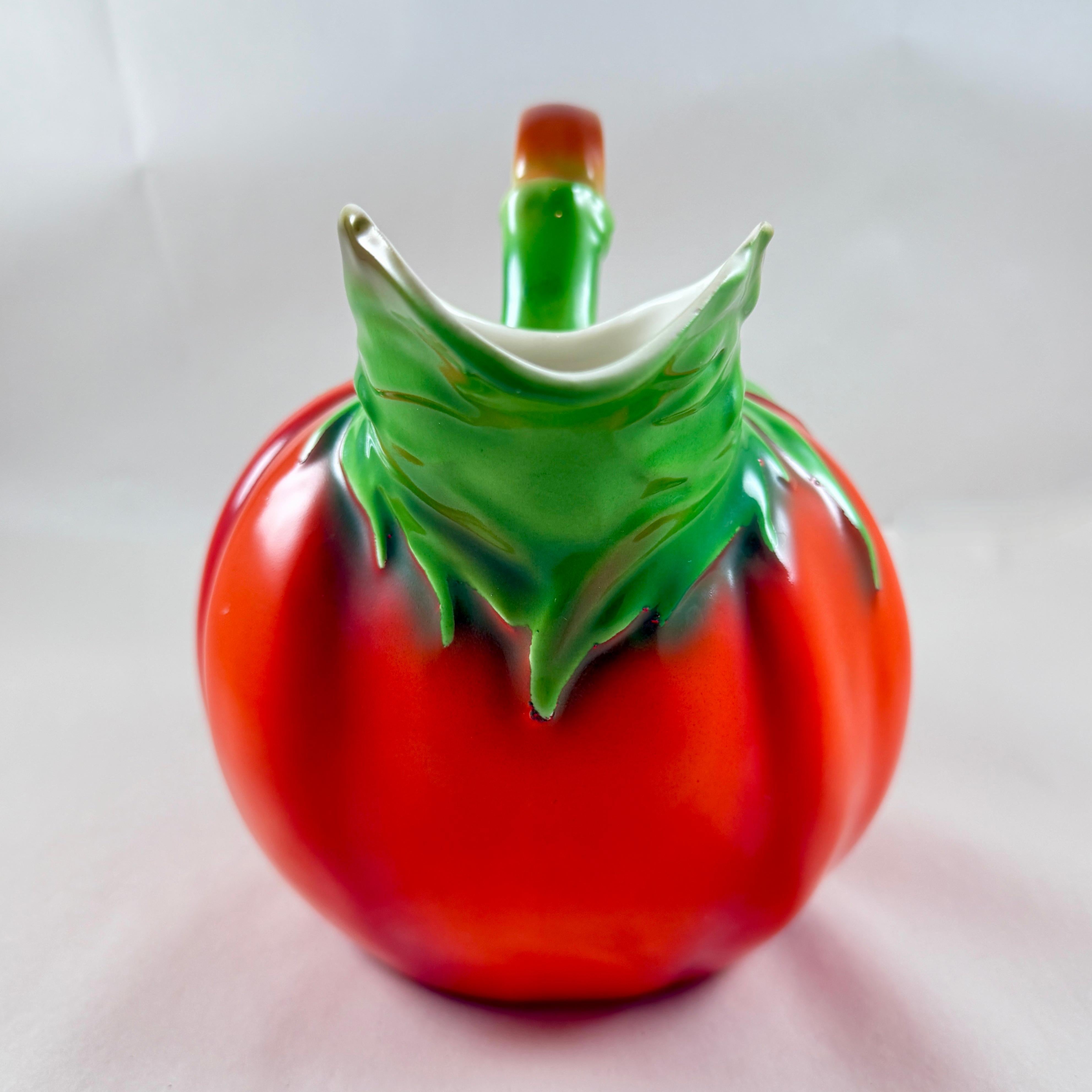 Czech Porcelain 2-Liter Red Tomato Pitcher Bon état - En vente à Philadelphia, PA