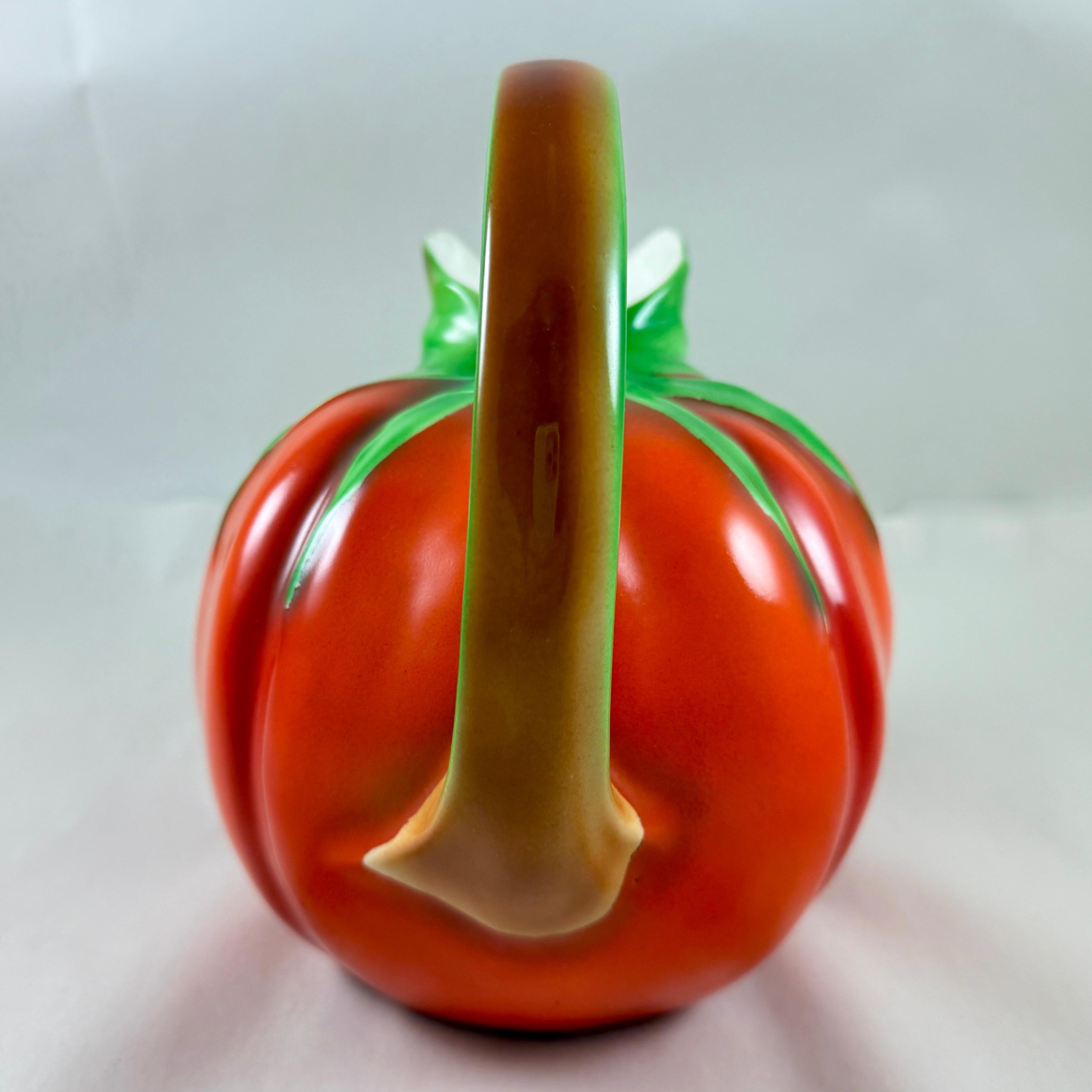 Début du 20ème siècle Czech Porcelain 2-Liter Red Tomato Pitcher en vente
