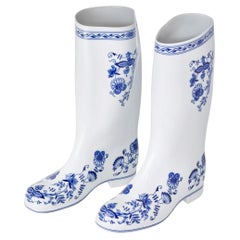 Tschechische Porzellanvase in Stiefelform, „Waterproof“, mit Zwiebelmuster, von Maxim Velčovský