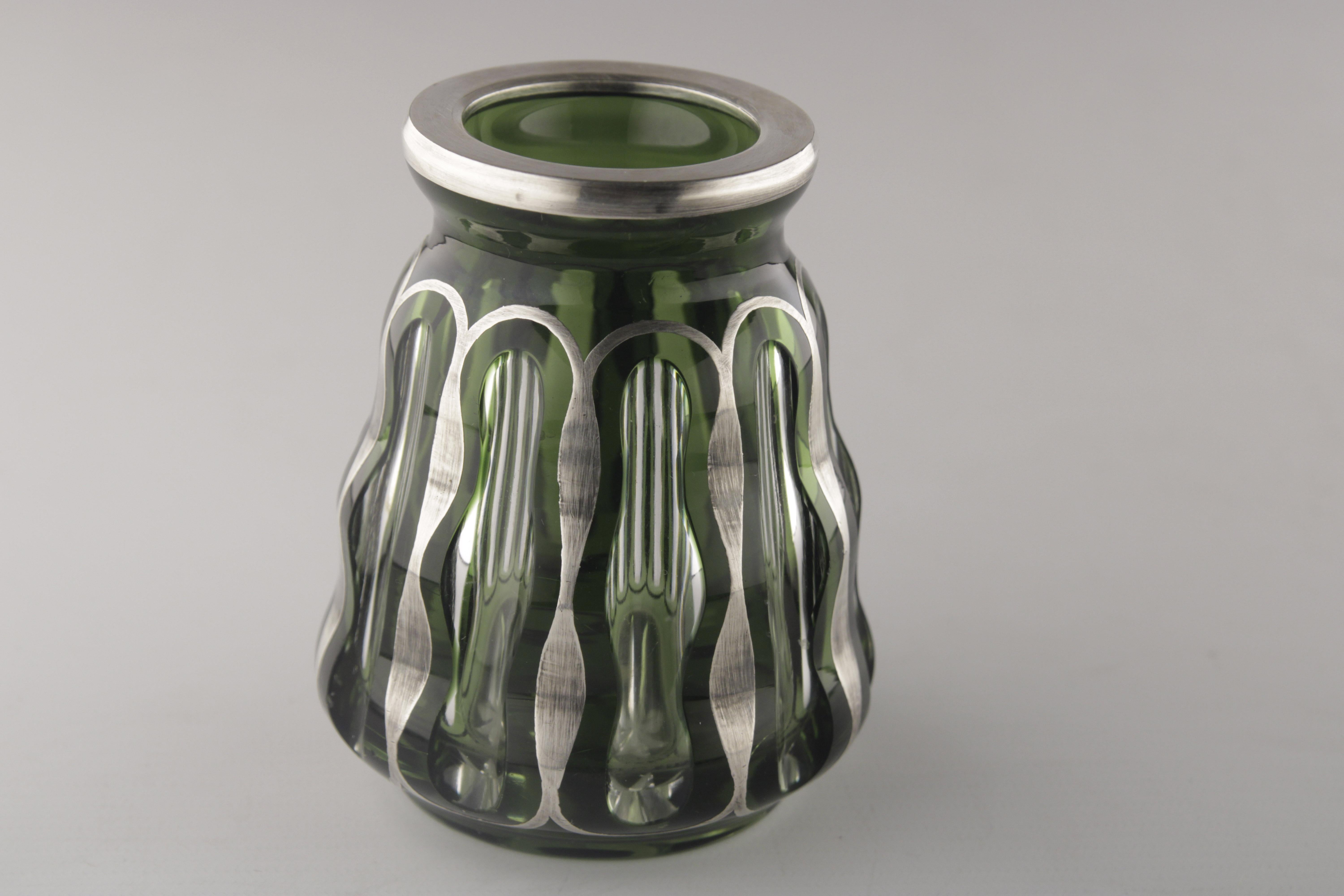 Inizio XX secolo Vaso della Repubblica Ceca in vetro e argento in vendita
