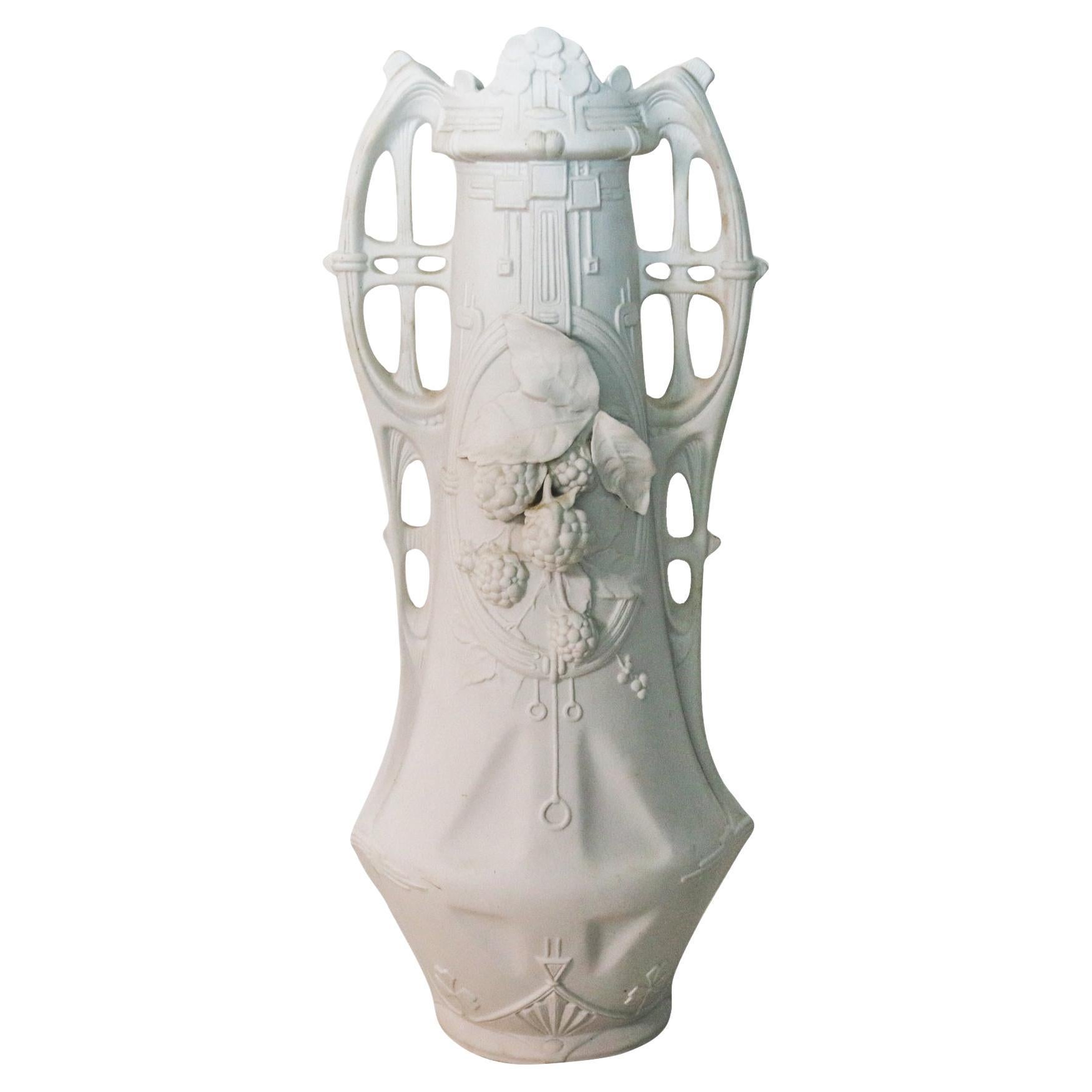 Grand vase Art nouveau sécessionniste tchèque de 1920 en porcelaine biscuit blanche en vente