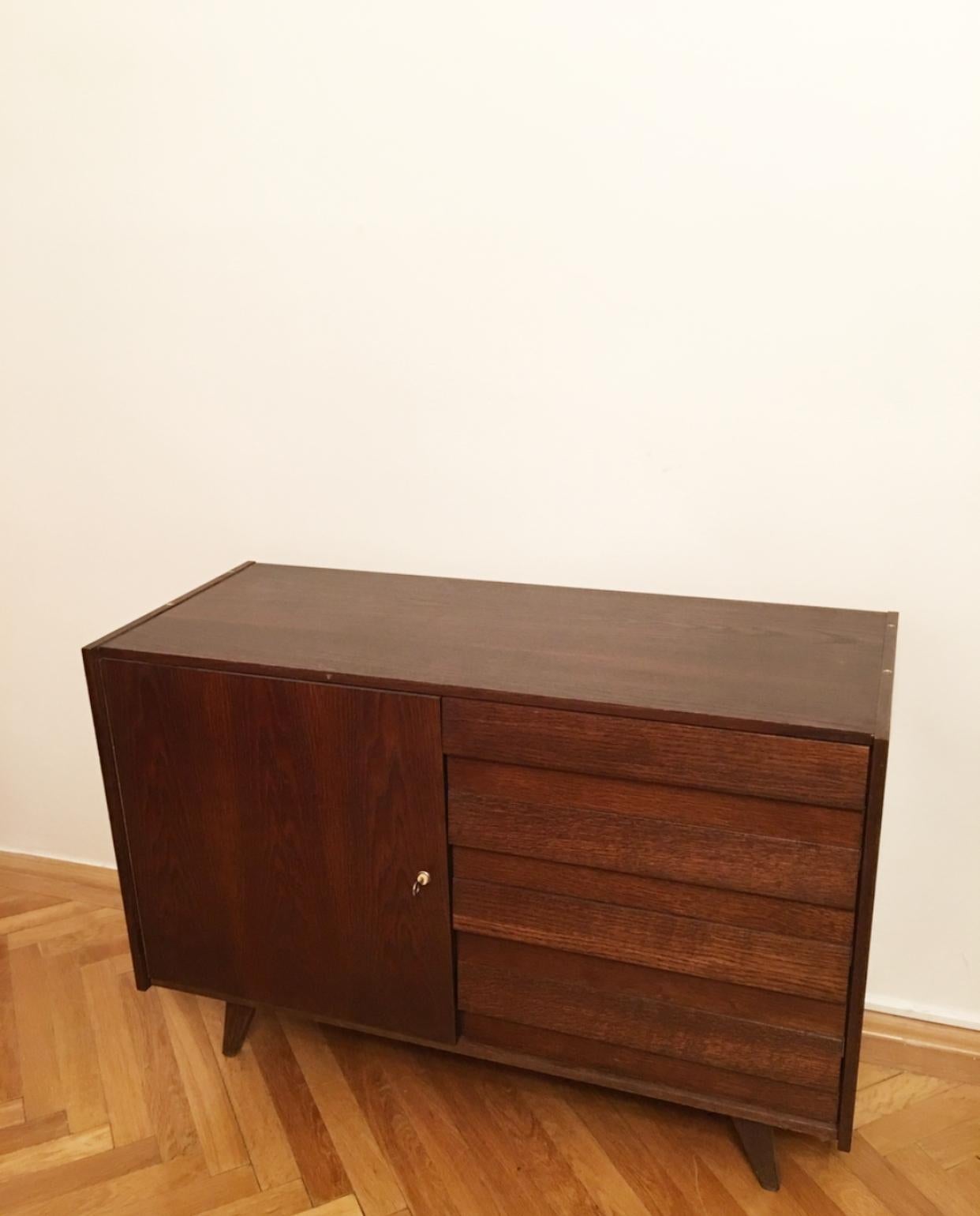 Original vintage sideboard with one door and the side drawers. Type U-460, manufactured in the 1960s by Interier Praha, designed by Jiri Jiroutek. Wooden construction and wooden drawers.
Manufacturer: Interier Praha
Country: