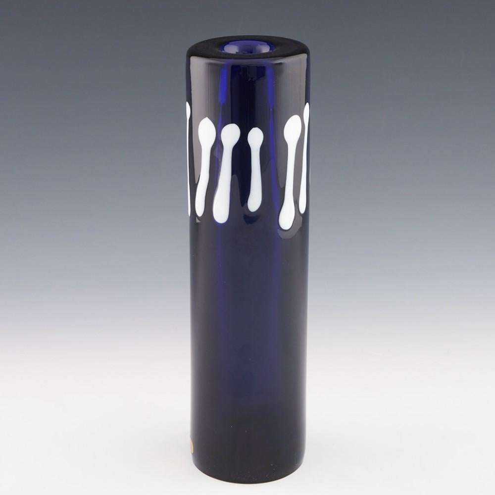 Intitulé : Vase cylindrique tchèque bleu de Skrdlovice conçu par Jaroslav Svoboda
Date : Design/One 1975
Origine : Skrdlovice, Tchécoslovaquie (aujourd'hui République tchèque)
Caractéristiques du bol : Forme cylindrique avec verre bleu encre et