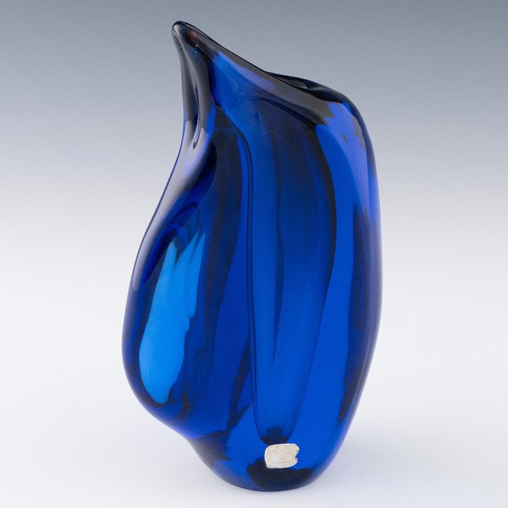 Titolo : Vaso ceco di Skrdlovice disegnato da Marie Stahlikova
Data : Progettato nel 1960
Origine : Cecoslovacchia
Caratteristiche della ciotola: Vaso di forma astratta di colore blu inchiostro
Marchi : Etichetta originale di carta
Tipo :