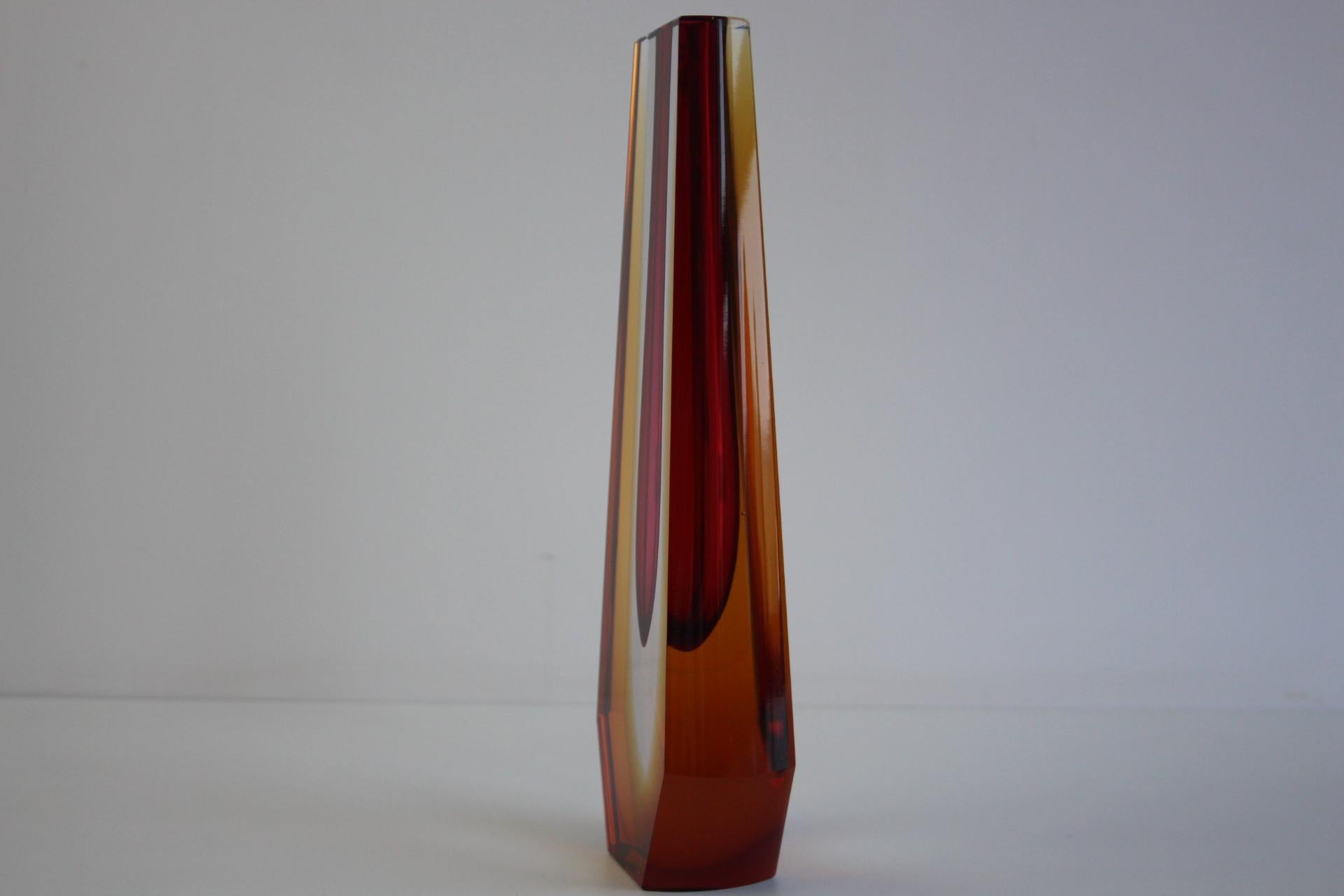 Jarrón Checo de Vidrio Artístico Sommerso, Atribuido a Pavel Hlava, Década de 1960 Estilo Adán en venta